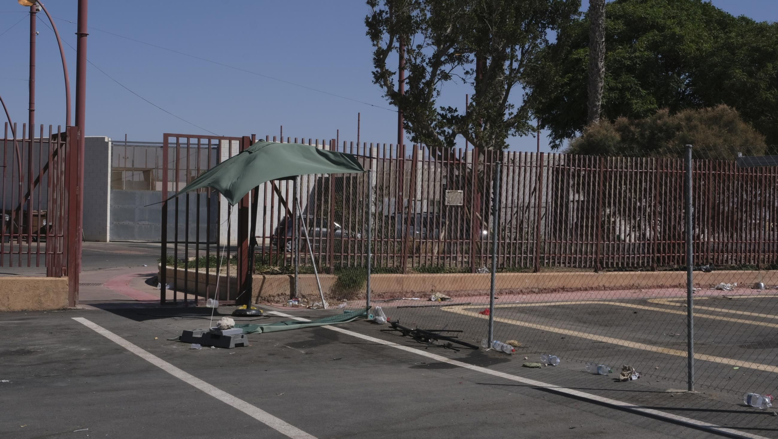 Fotos de la basura acumulada en el aparcamiento de los feriantes en la Vega de Acá