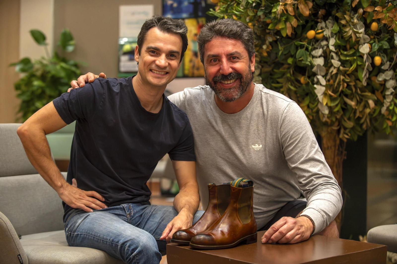 El maestro artesano Raúl Cerro, entregándole sus modélicos botines ‘made in Jerez’ a Dani Pedrosa.