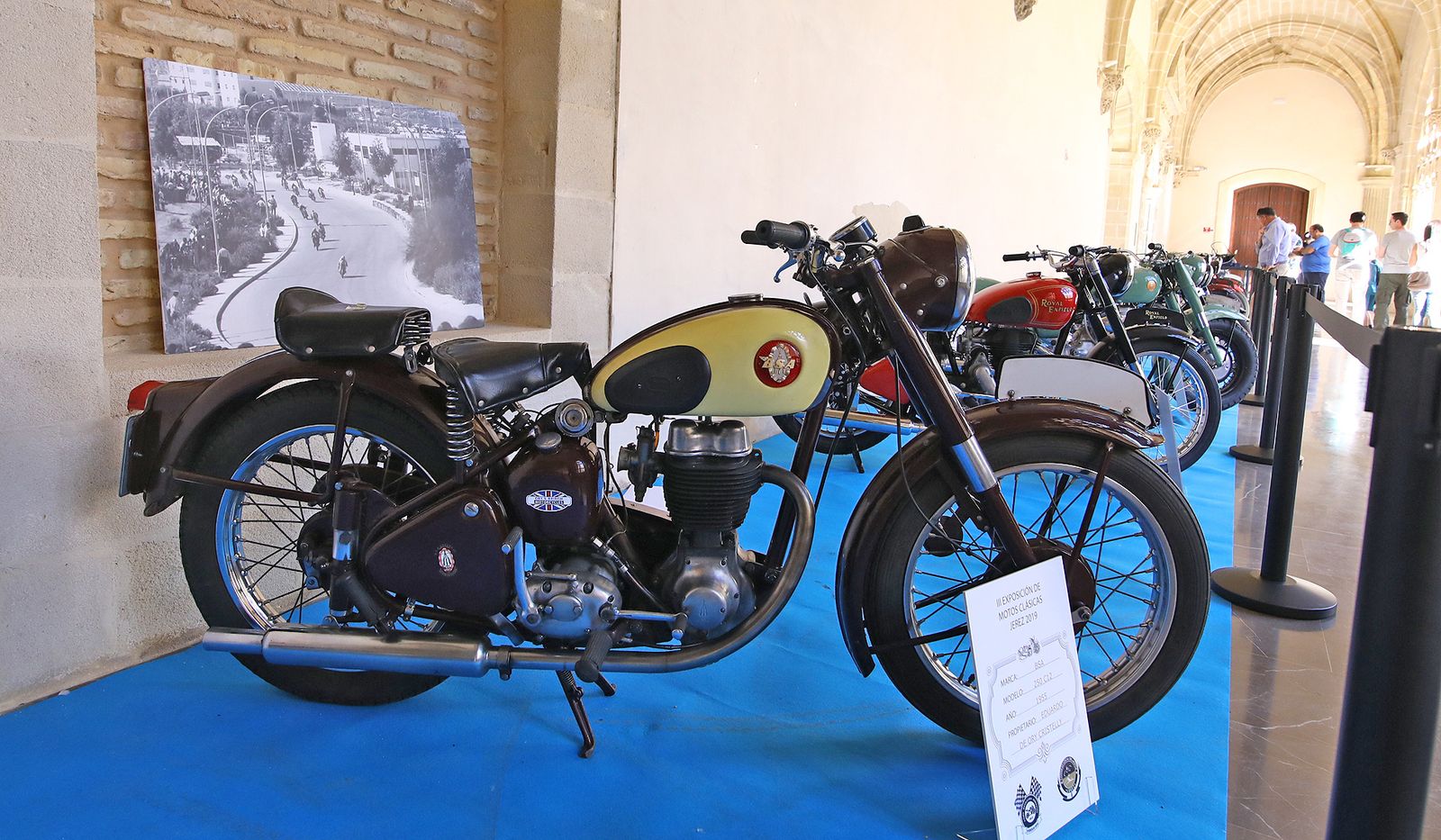 Imágenes de la ' Exposición de Motos Clásicas' en los Claustros