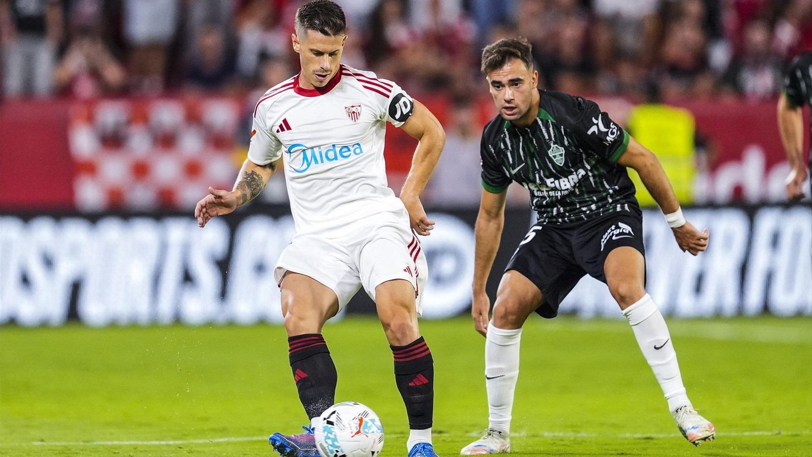 Alfon golpea un balón hacia atrás ante Álvaro Núñez.