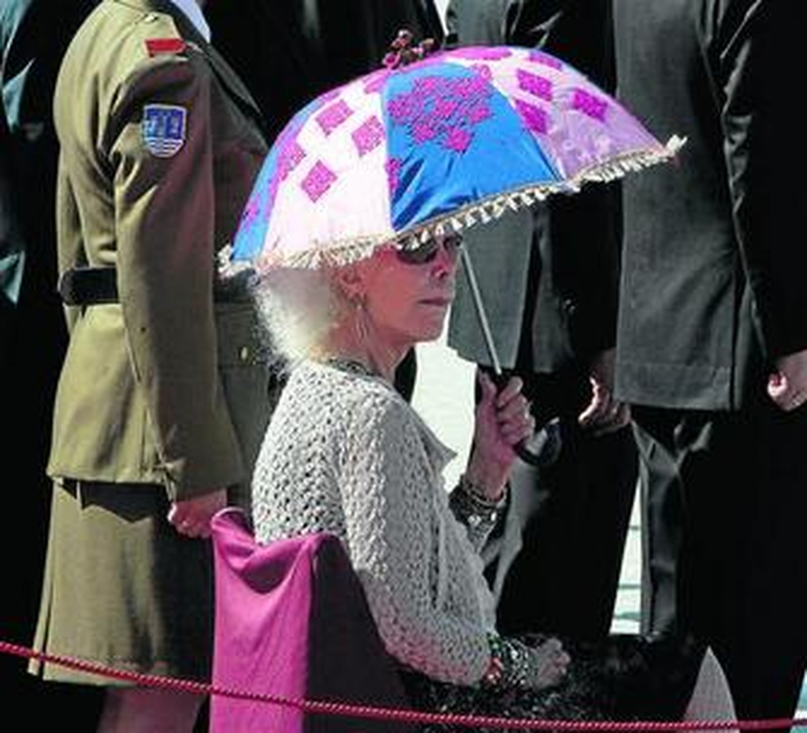 La duquesa se refugia del sol en un acto público reciente.