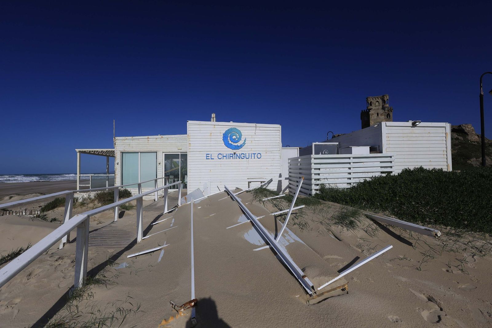 Las fotografías del paseo marítimo de Los Lances tras la borrasca Oriana