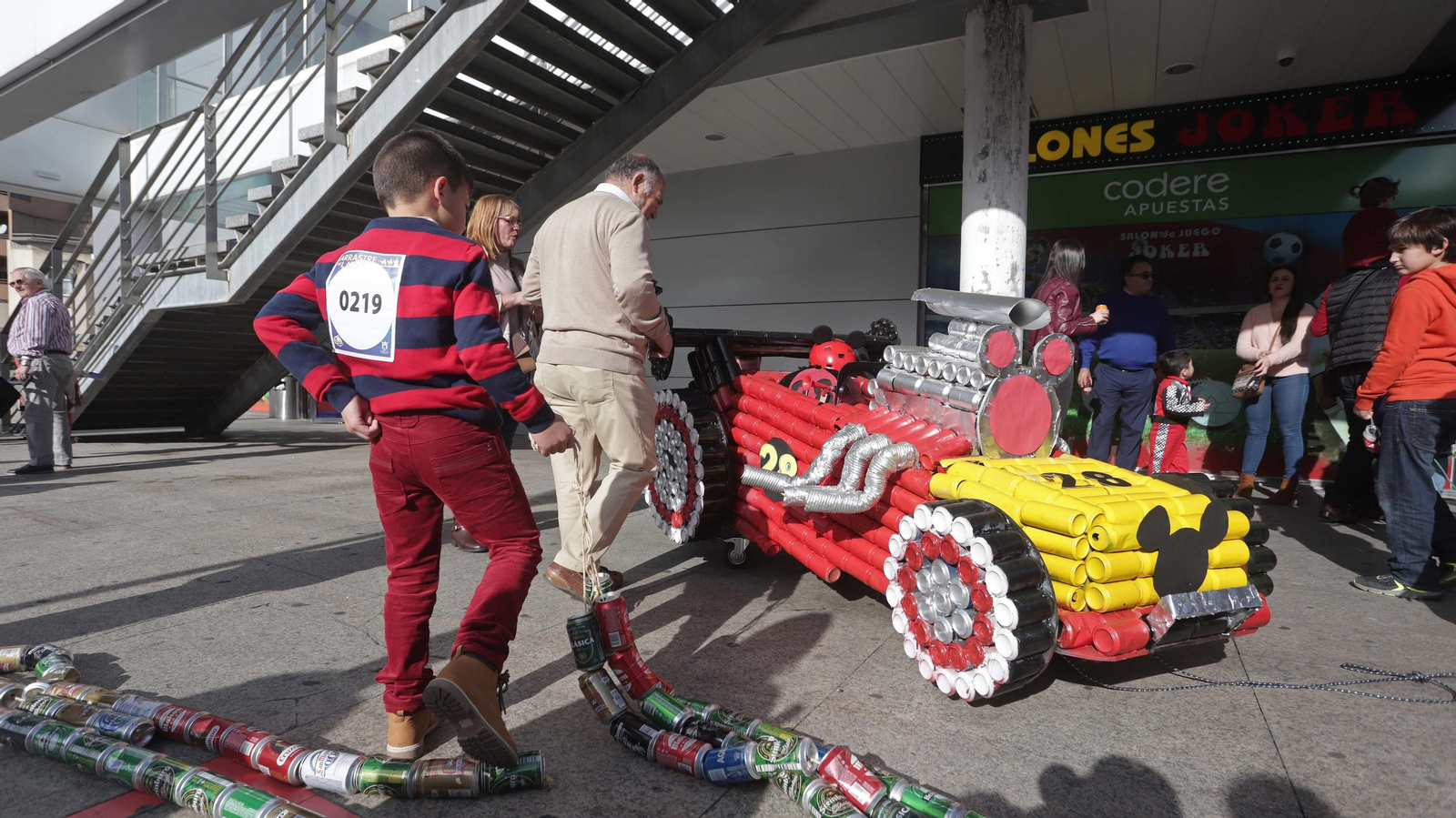 Imágenes del arrastre de latas en Algeciras