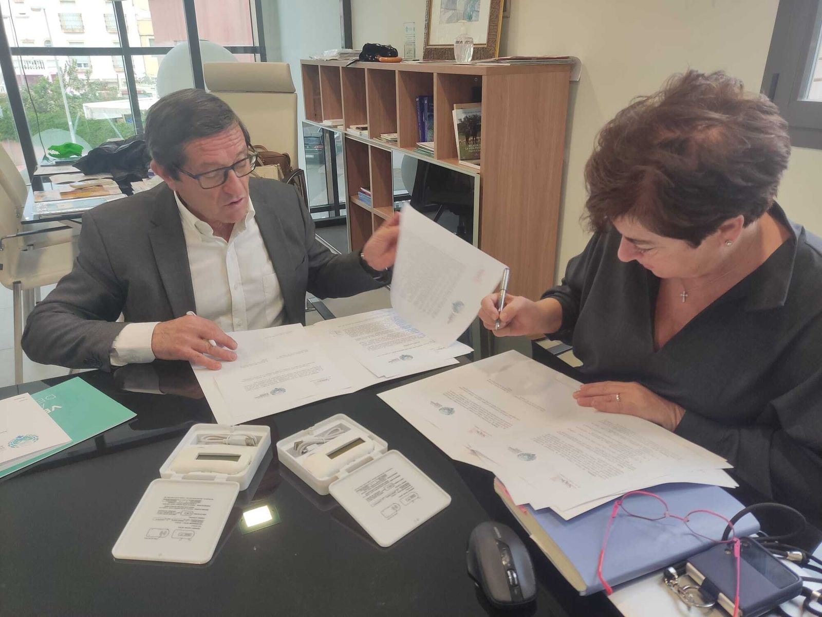 Alcalde de Serón y presidente del Colegio de Veterinarios rubrican el convenio.