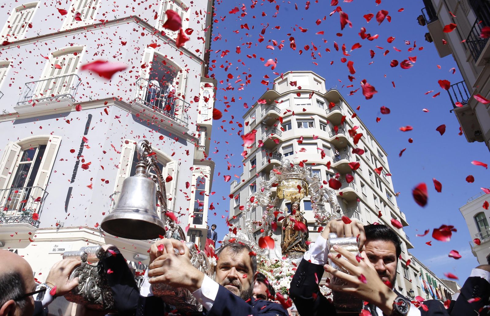 Santa María de la Victoria, bajo una petalada en la Magna procesión del pasado 26 de mayo.