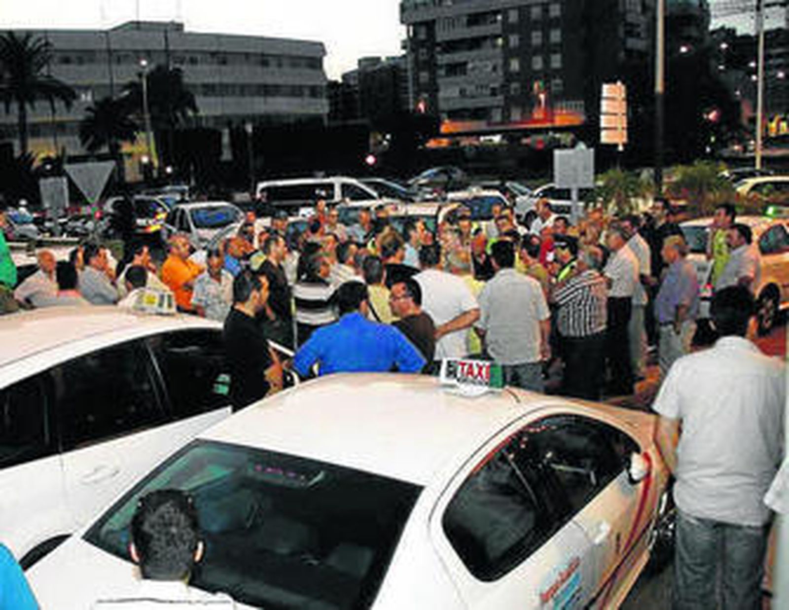 Concentración de taxistas en la Estación Intermodal de Almería.
