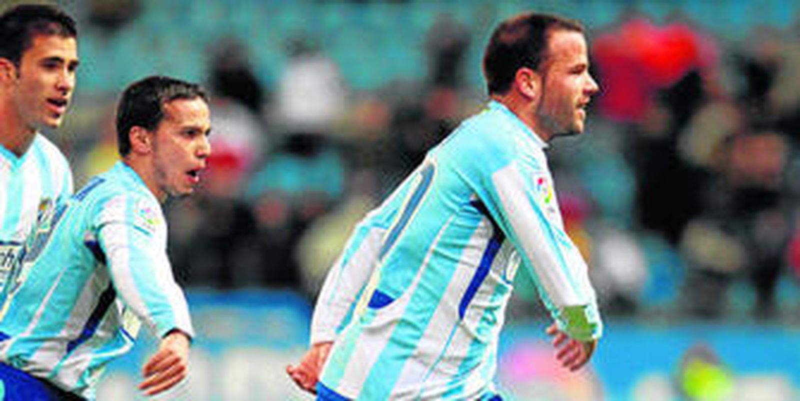 Apoño celebra su tanto mientras lo persiguen Benachour y Manu.