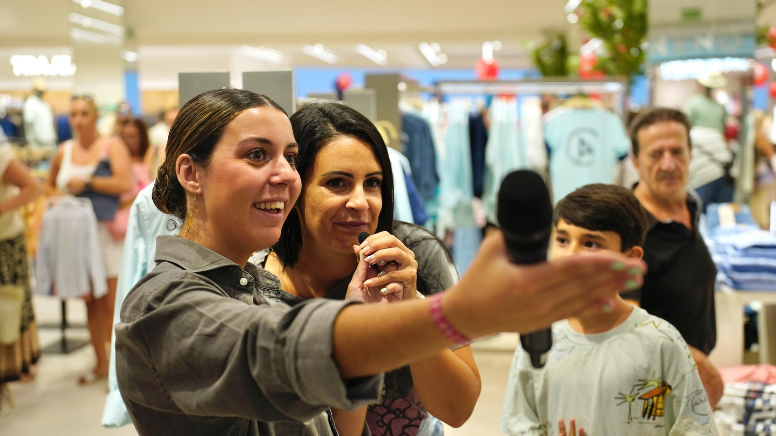 Fotos de la apertura de la marca Álvaro Moreno en el Centro Comercial Puerta Europa de Algeciras