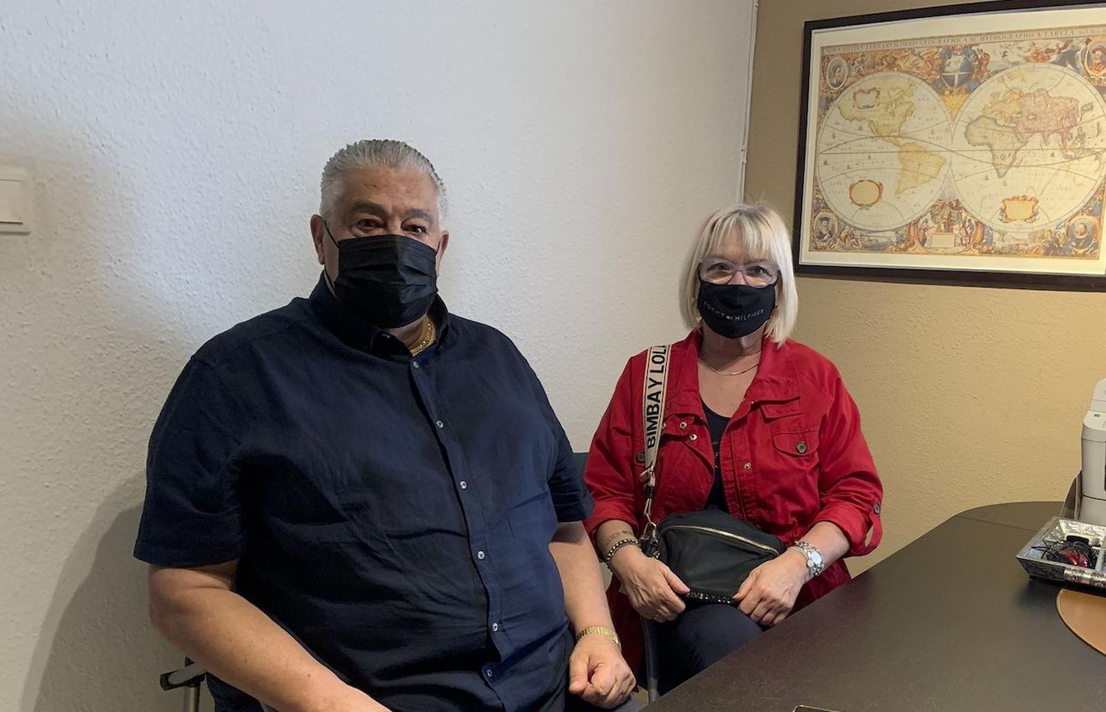 Los abuelos Reme y Joaquín, en el despacho de su abogado