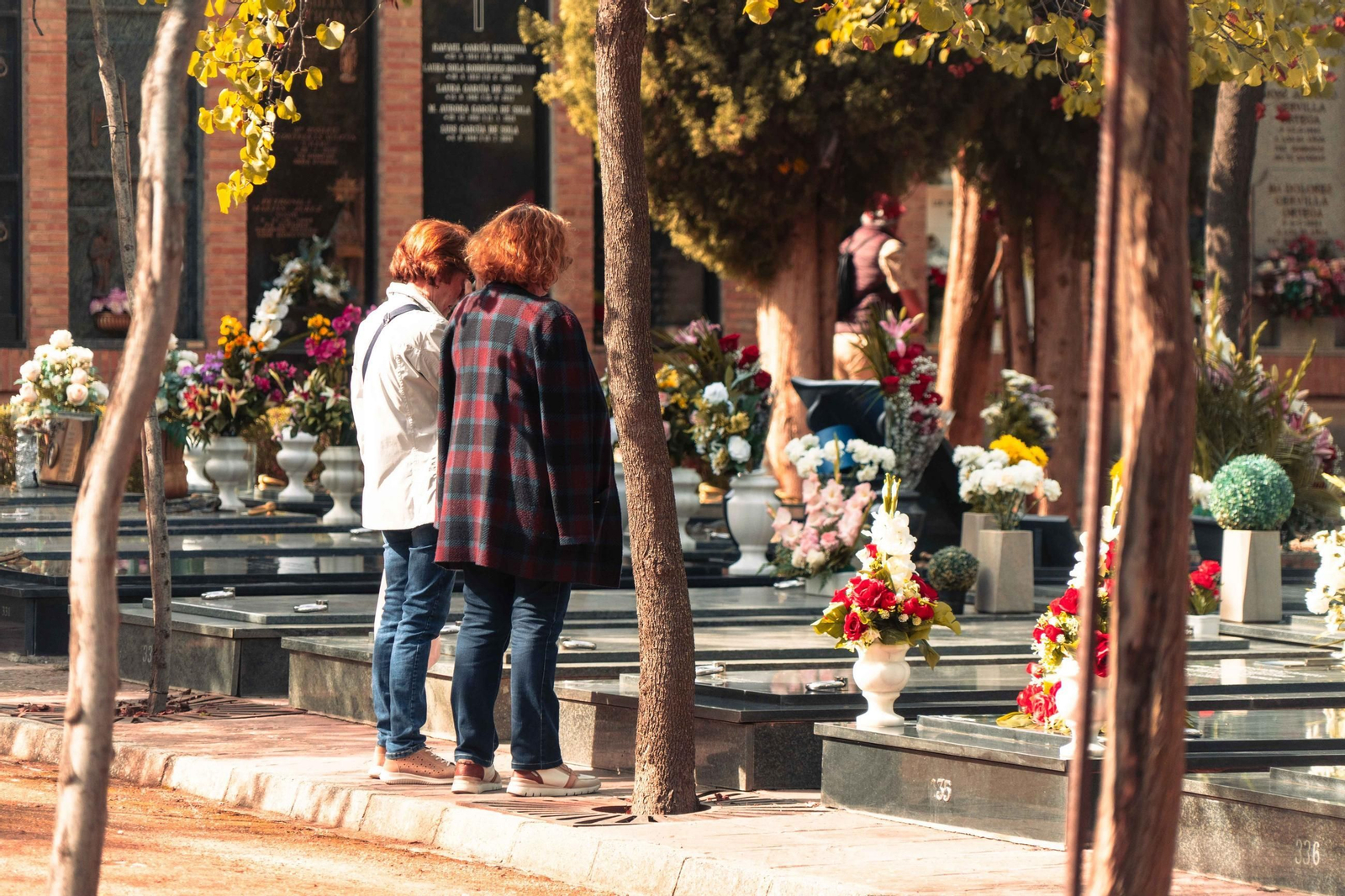 Las imágenes del Día de los Santos en el cementerio de Granada