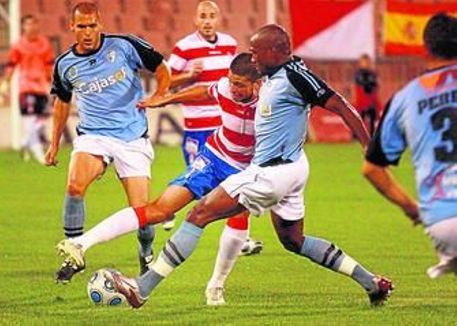 Babin trata de cortar el avance de Tariq, del Granada, durante el partido disputado esta temporada en Los Cármenes.