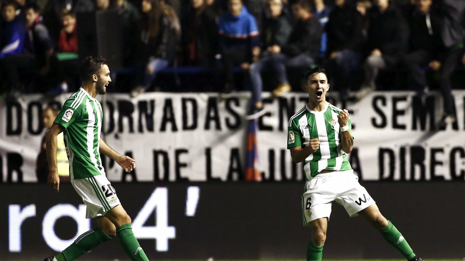 Felipe Gutiérrez celebra el gol del último triunfo del Betis en El Sadar.