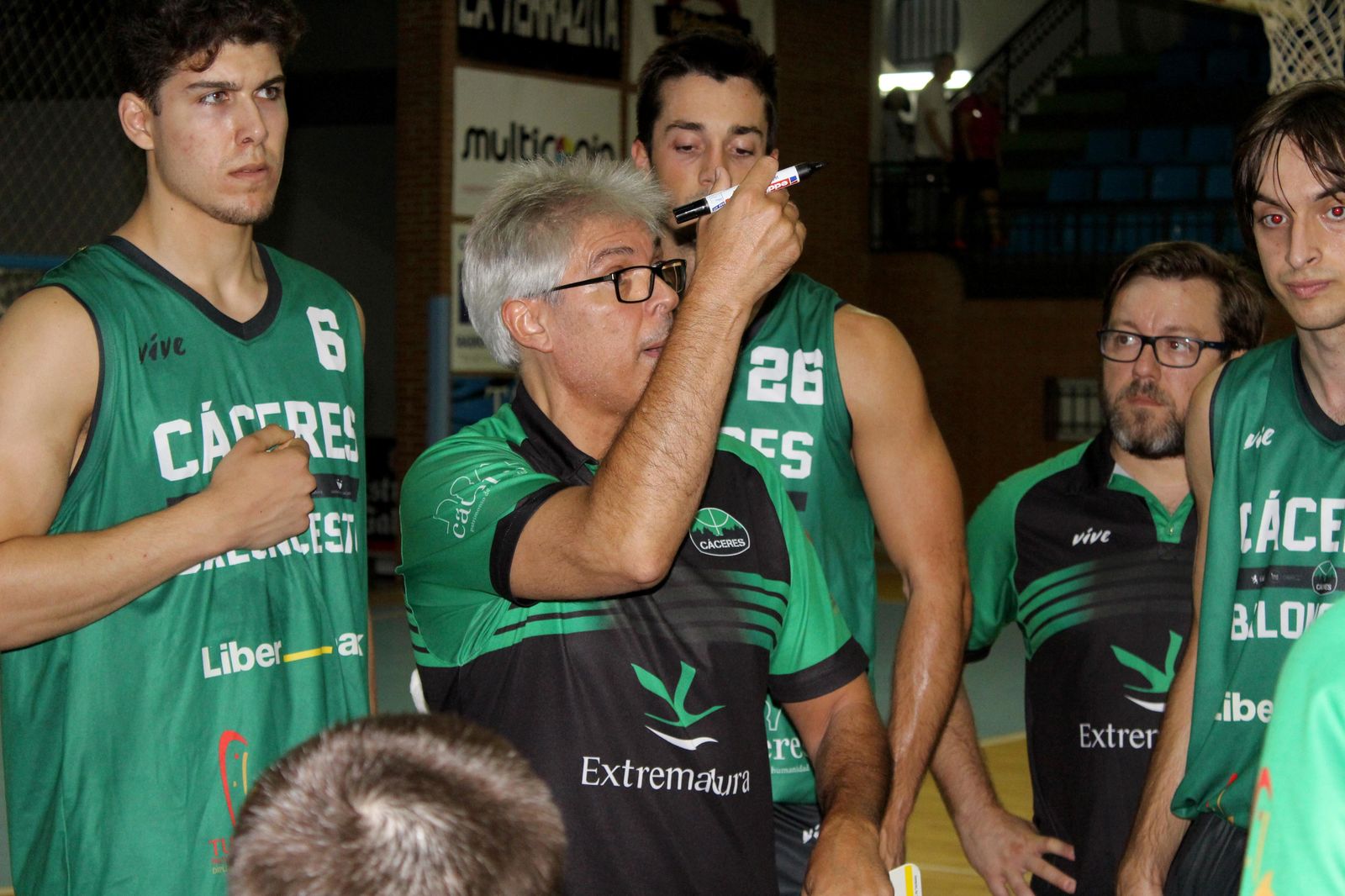 Ñete Bohigas, en mitad de la imagen, da indicaciones durante un partido.