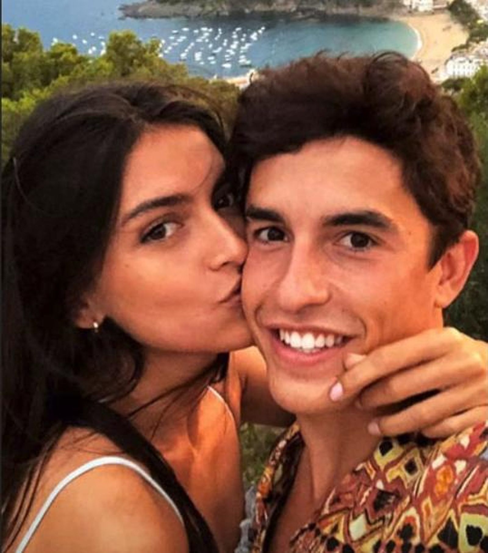 Lucía Rivera y Marc Márquez disfrutan de sus vacaciones en la costa catalana.