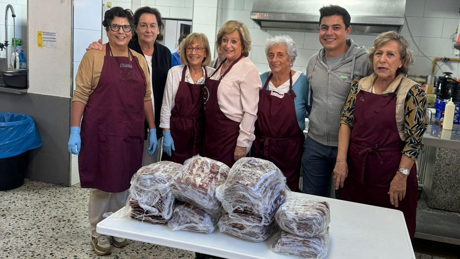 Entrega del jamón del récord Guinness al comedor social Virgen de la Cinta.