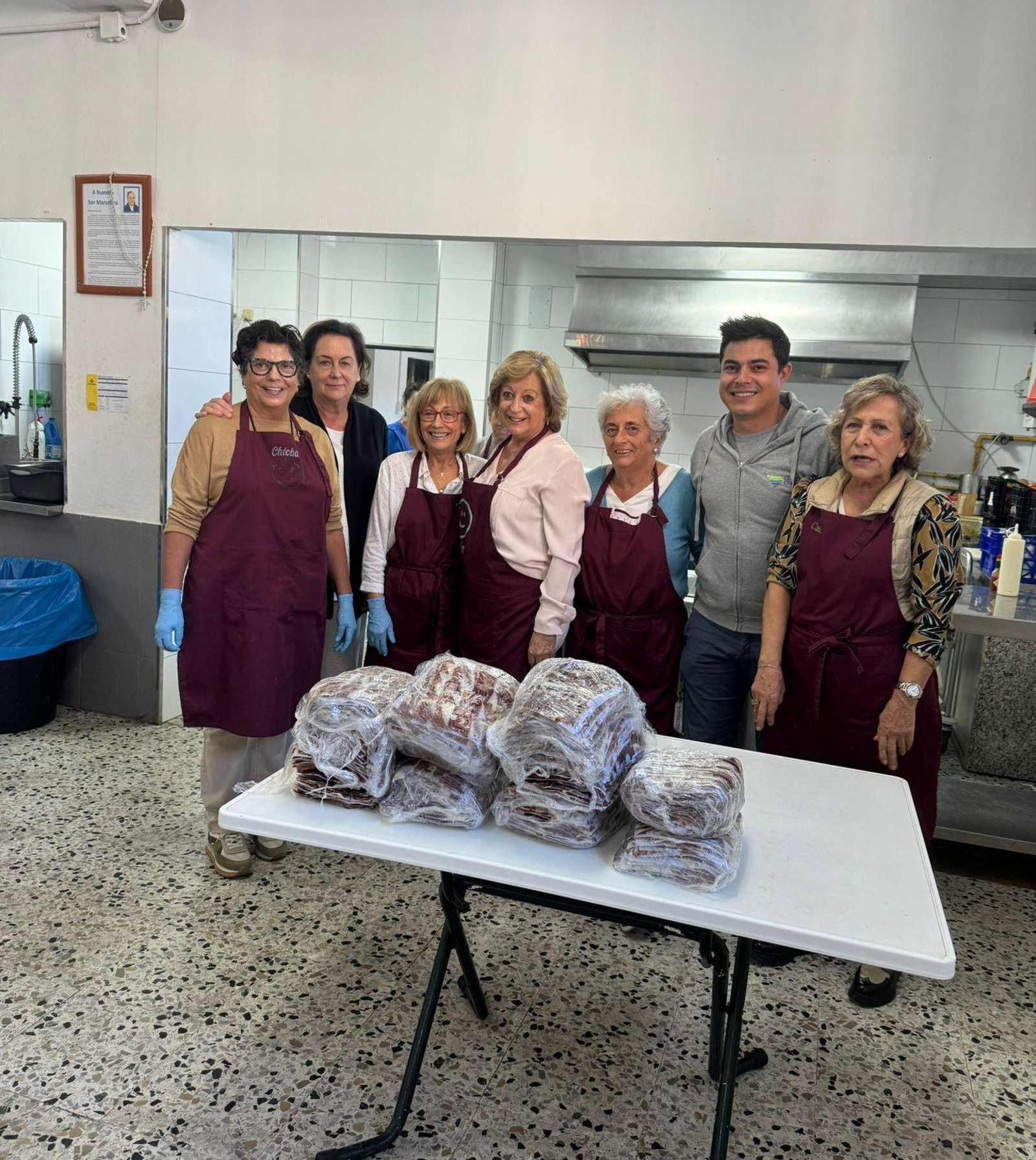 Entrega del jamón del récord Guinness al comedor social Virgen de la Cinta.