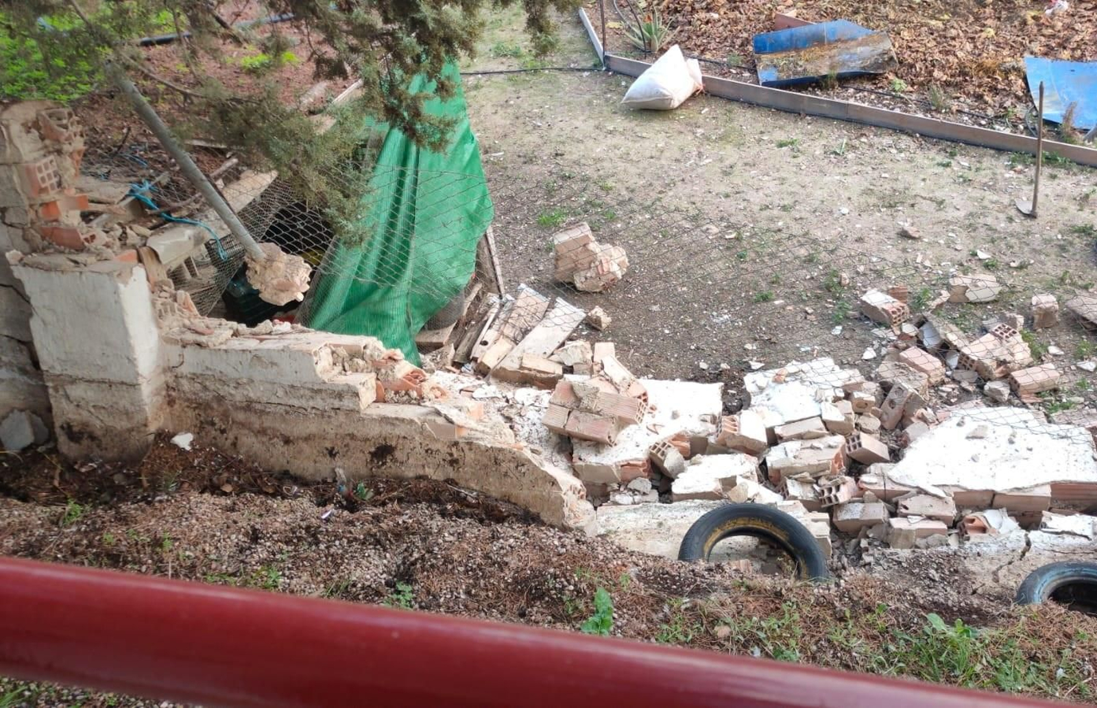El muro del Colegio de Fuerte del Rey que aún está pendiente de arreglo, según denuncia el PSOE.