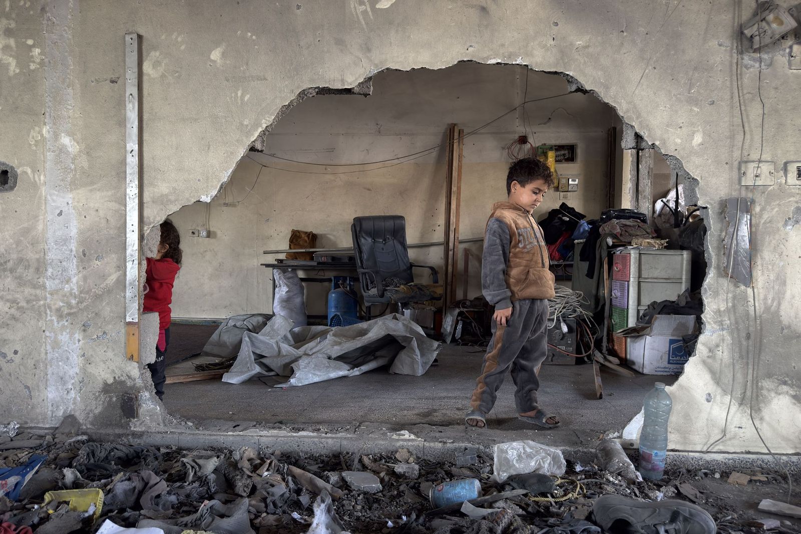 Un niño gazatí permanece entre escombros en el barrio de Zeitun, en la ciudad de Gaza.