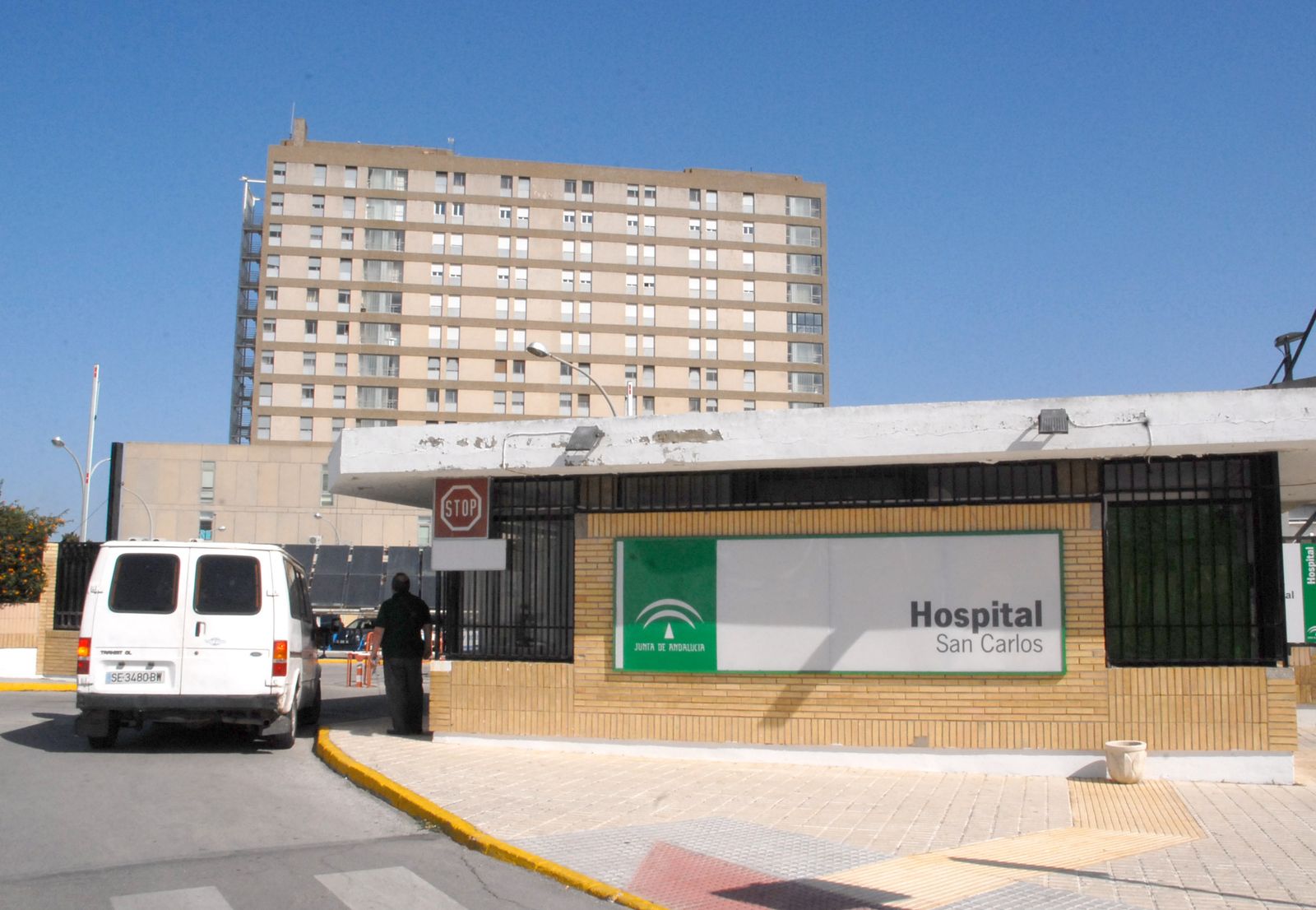 Acceso al hospital de San Carlos, en una imagen de archivo.