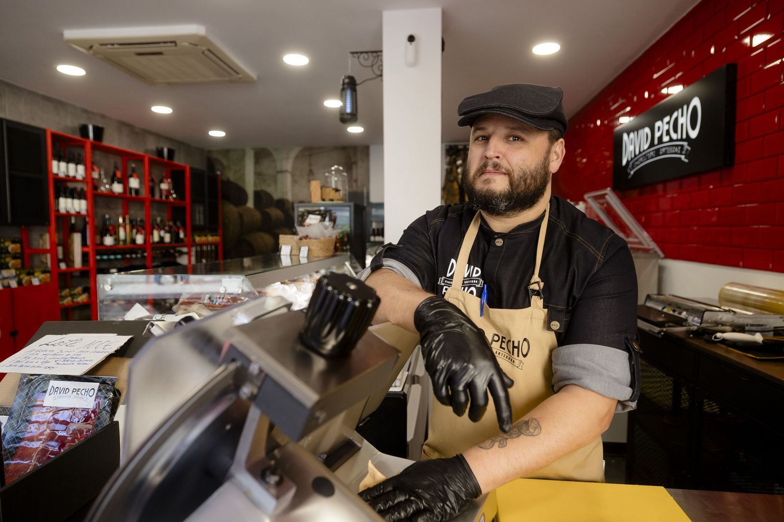 David Pecho tras el mostrador de su charcutería.