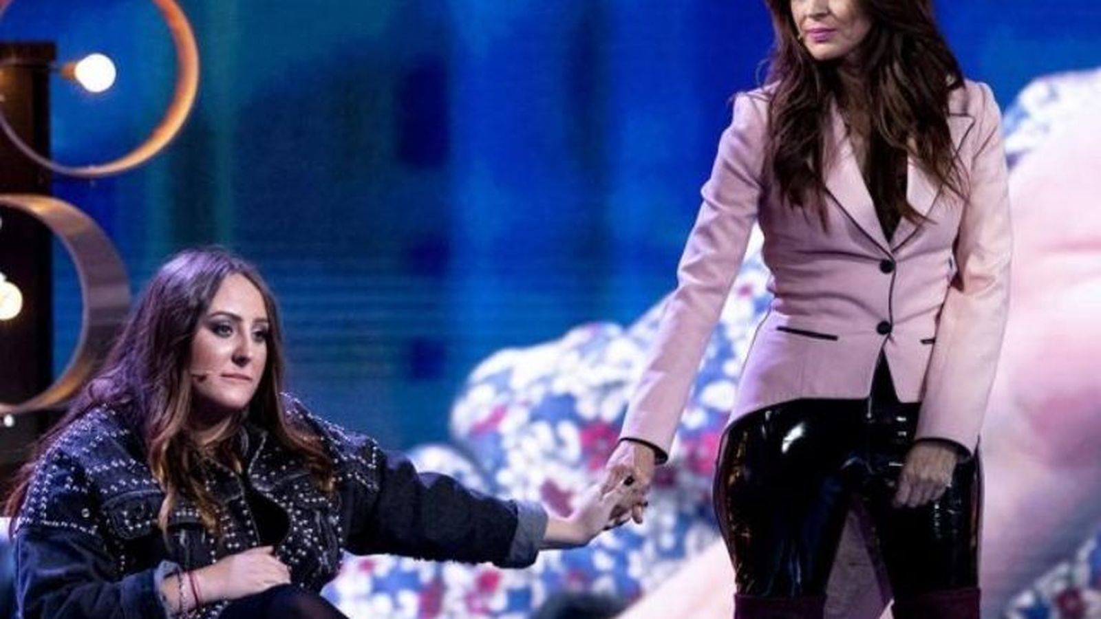 Olga Moreno da la mano a Rocío Flores en el plató de un programa de Telecinco.