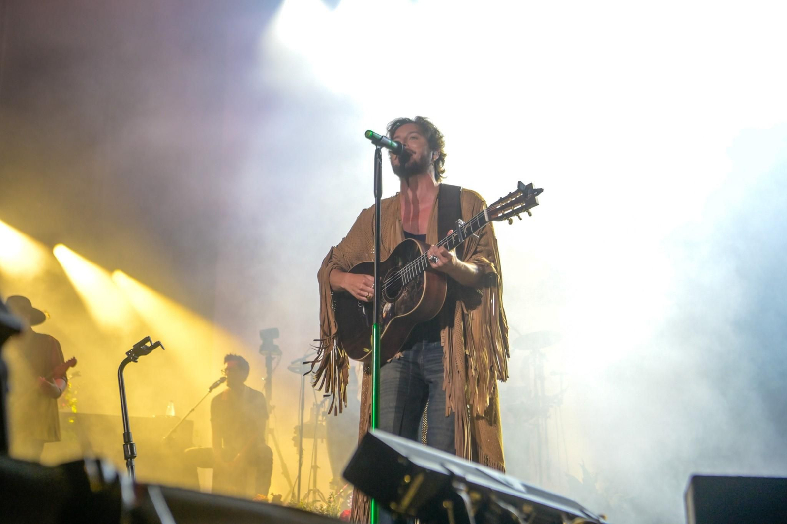 La lluvia de Granada no frena el baño de masas de un Manuel Carrasco ‘Salvaje’