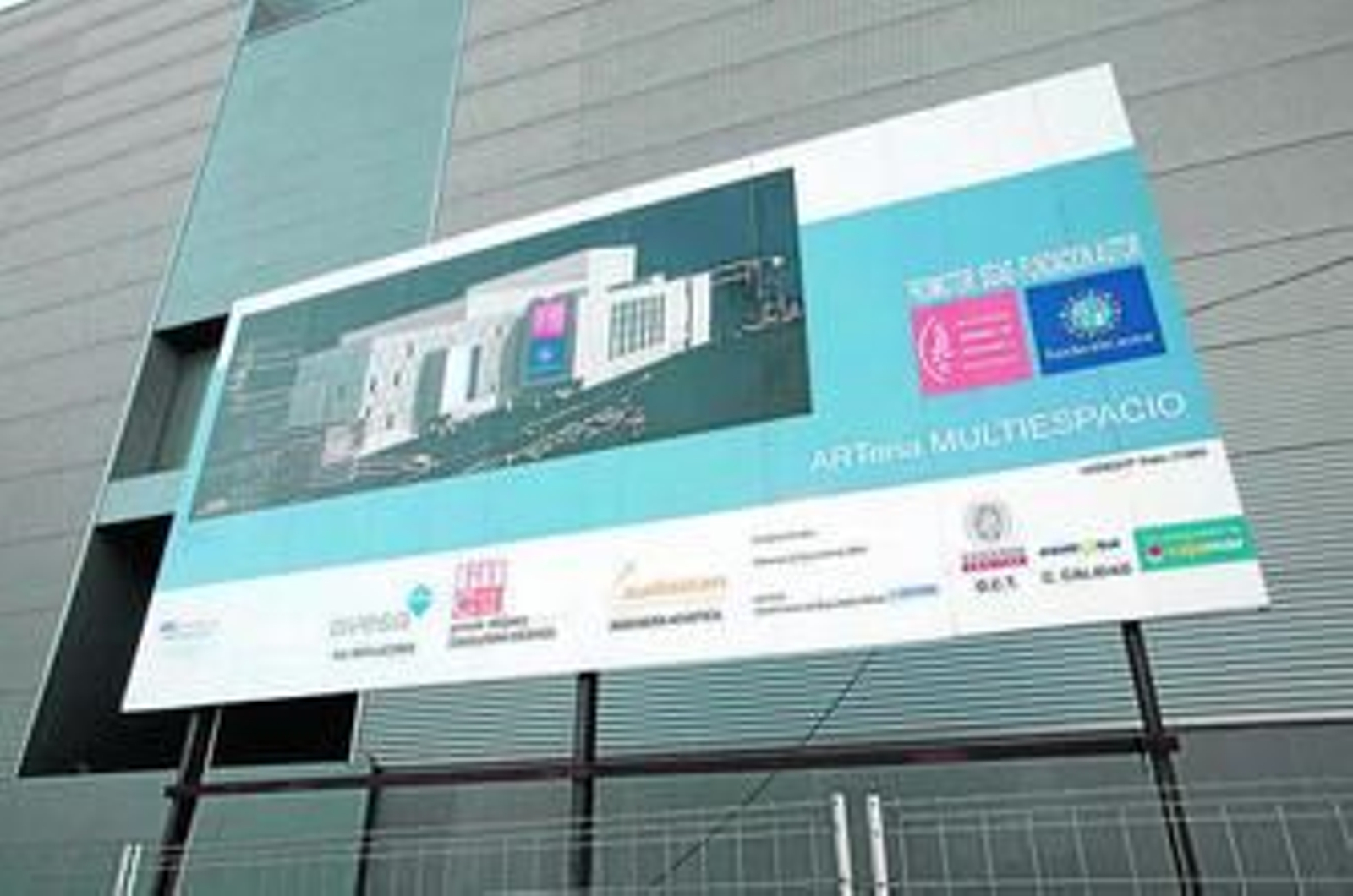 El cartel del proyecto de obra, del que se han borrado los datos del arquitecto y los plazos.