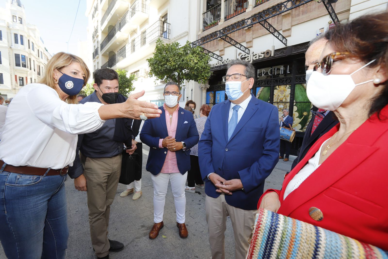 Imágenes de la inauguración de la exposición Regina Roris en la sala de la Fundación Cajasol 'El Comercial'