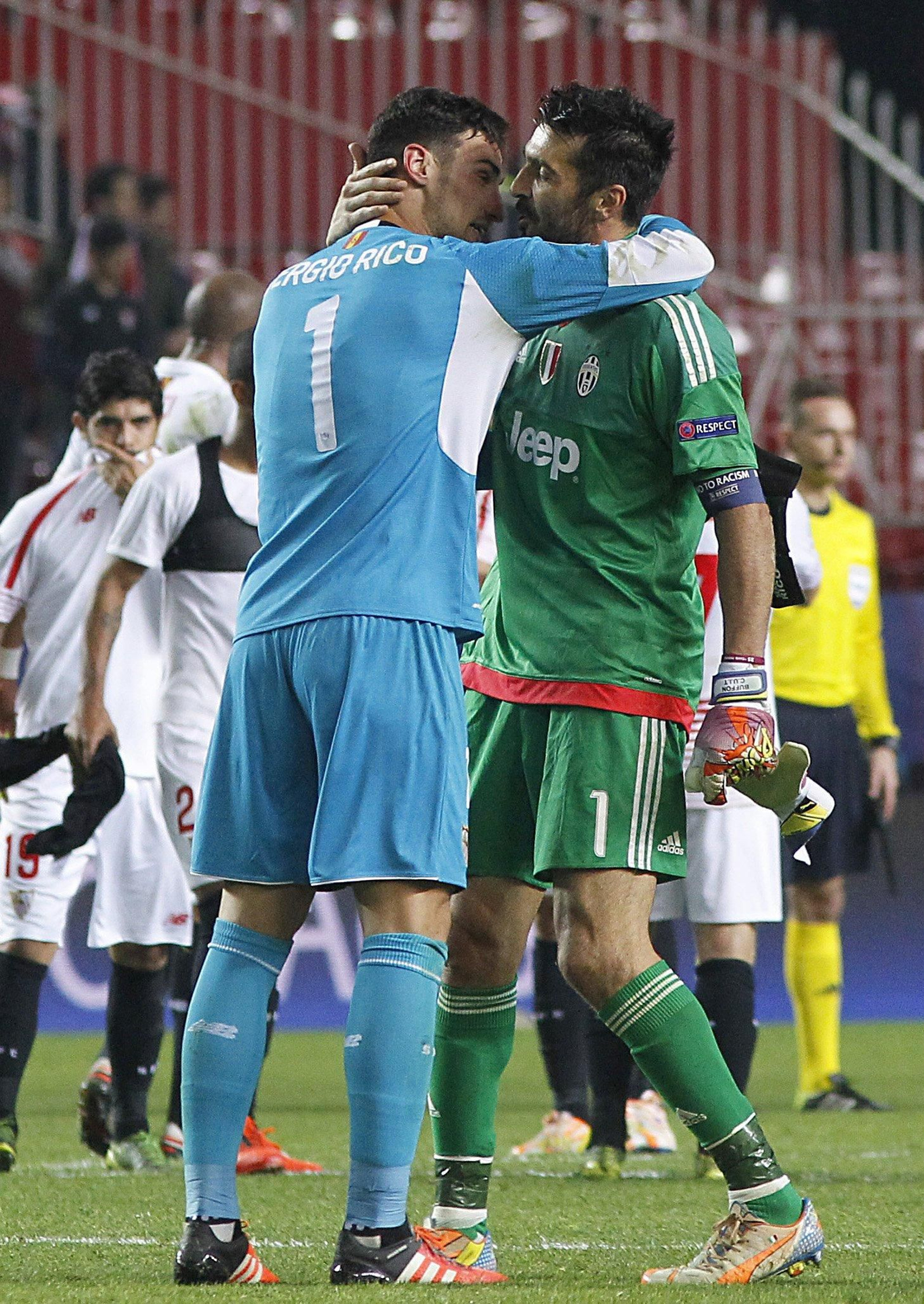 Sergio Rico se abraza a Buffon tras el Sevilla-Juventus de 2015.