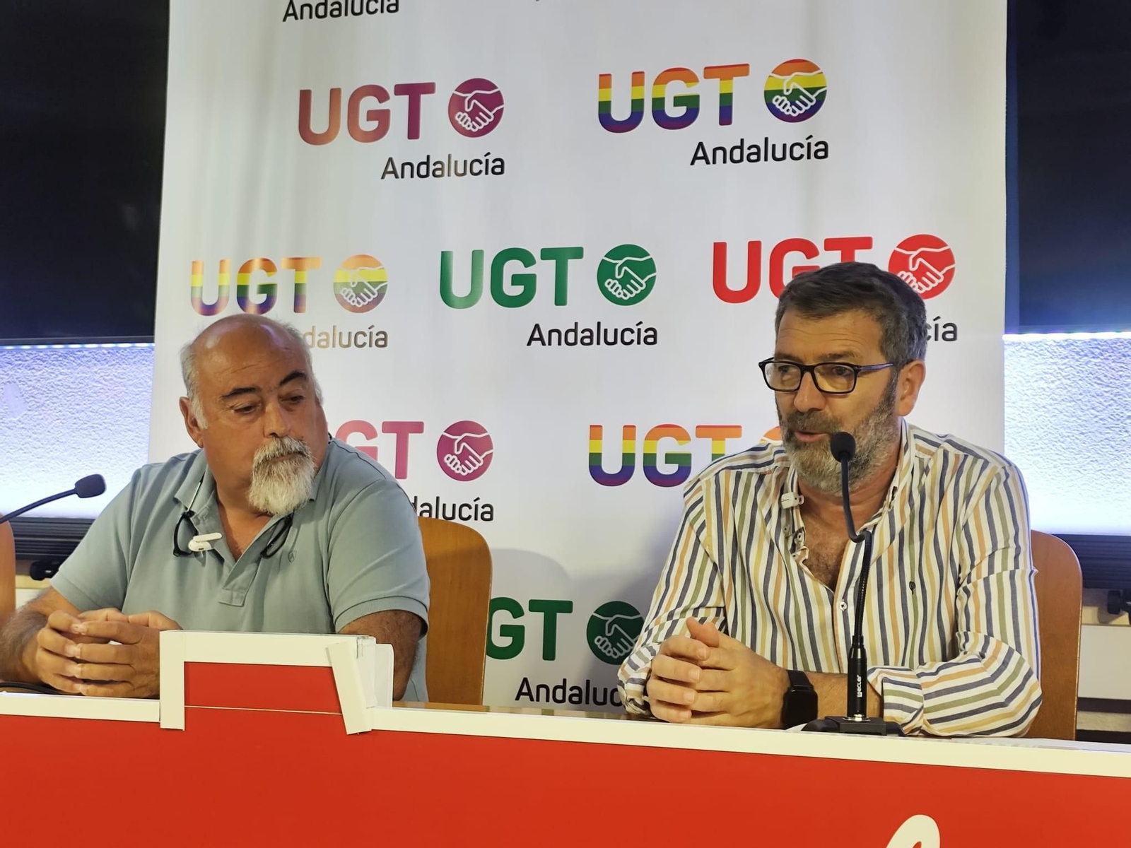 Manuel Coronel, secretario del Sector Agroalimentario de UGT FICA Sevilla, y Emilio Terrón, secretario del Sector Agroalimentario de UGT FICA Andalucía, en rueda de prensa.