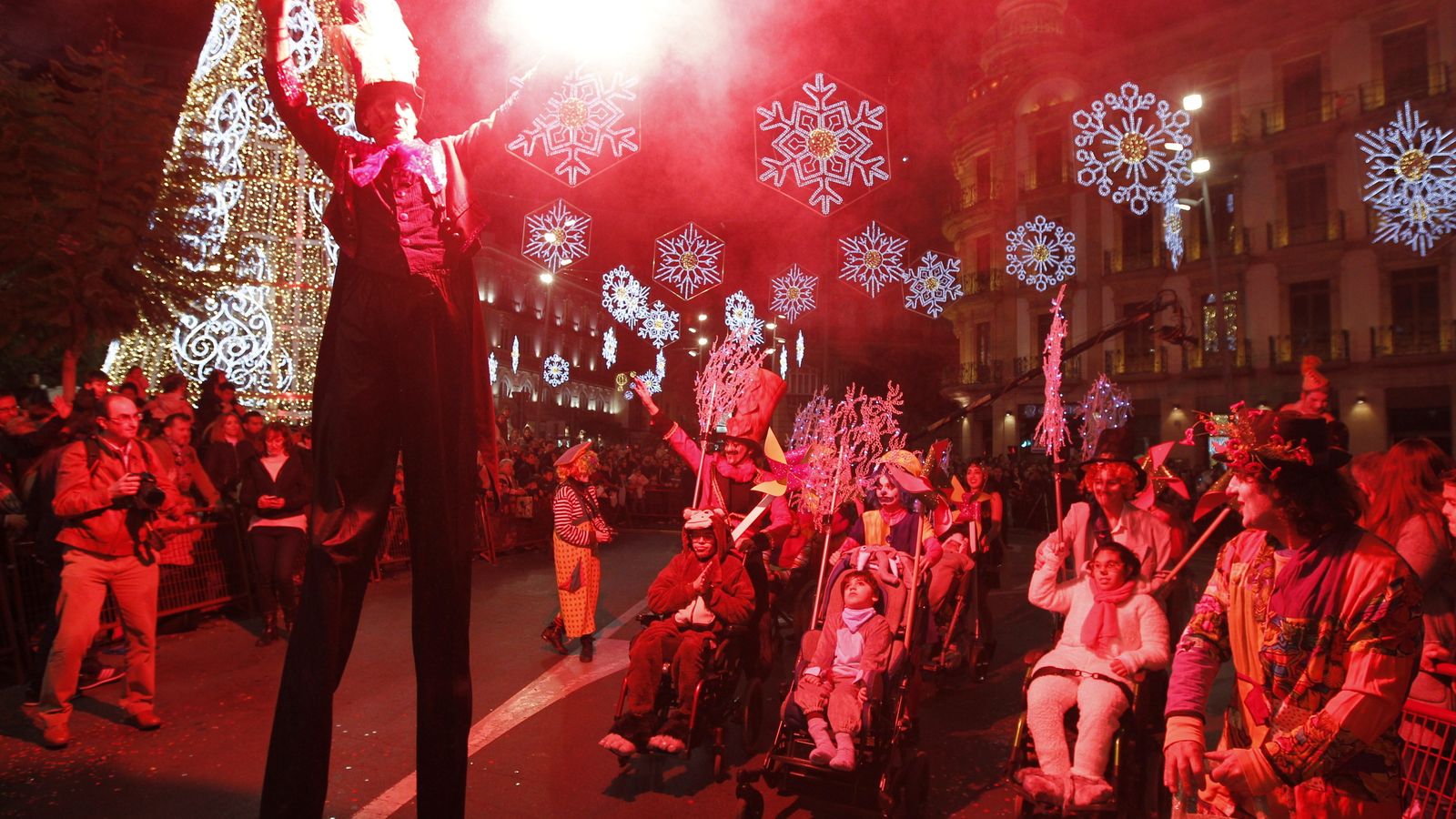 Niños con diversidad funcional participaron en el desfile junto a personajes de ensueño.