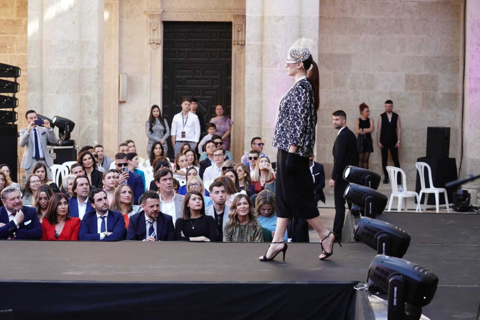 Representantes del Ayuntamiento, Diputación y Junta de Andalucía durante el desfile en el Claustro de la Catedral.