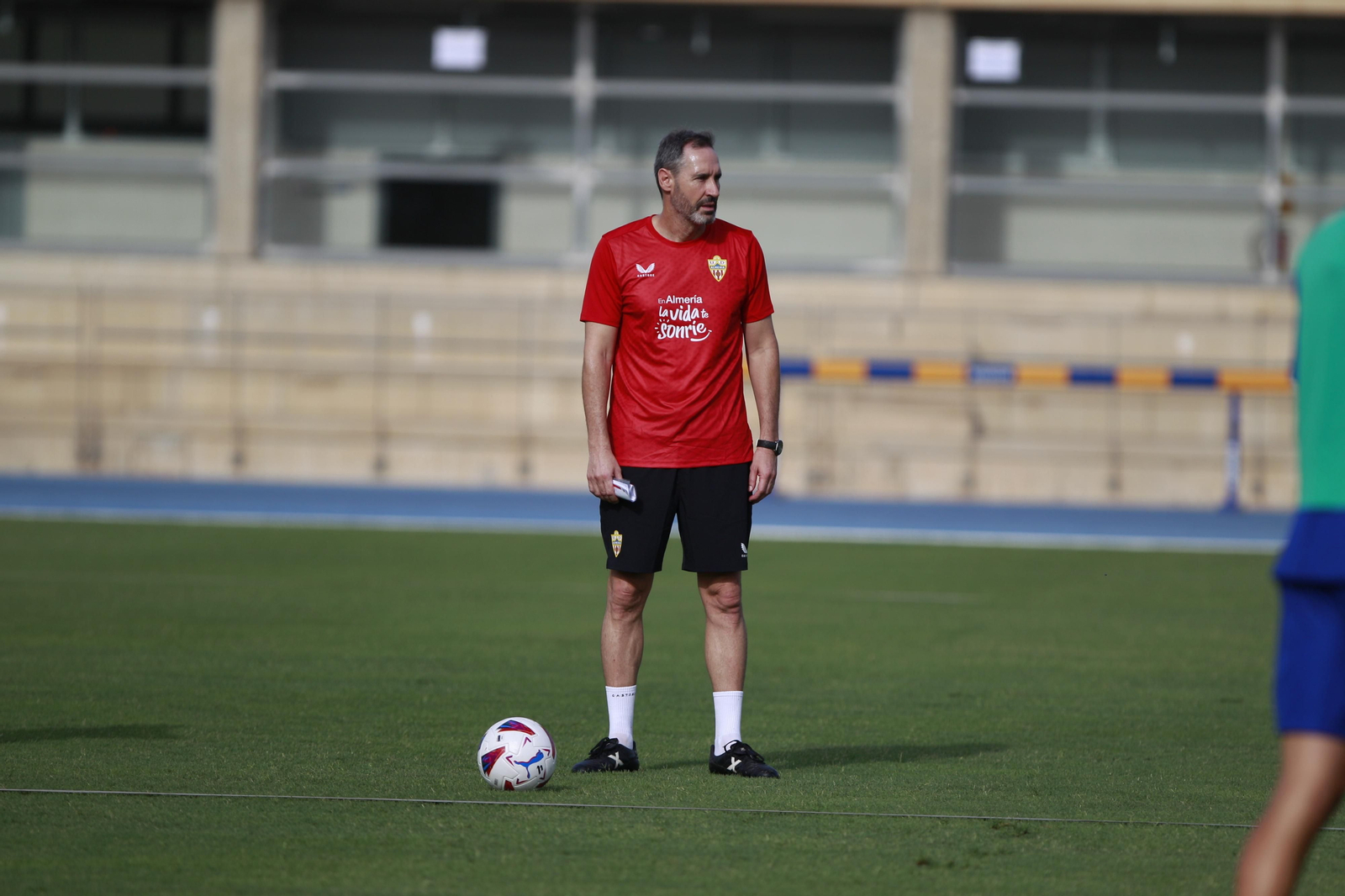 Vicente Moreno observa el trabajo de sus jugadores durante el primer entrenamiento de pretemporada.