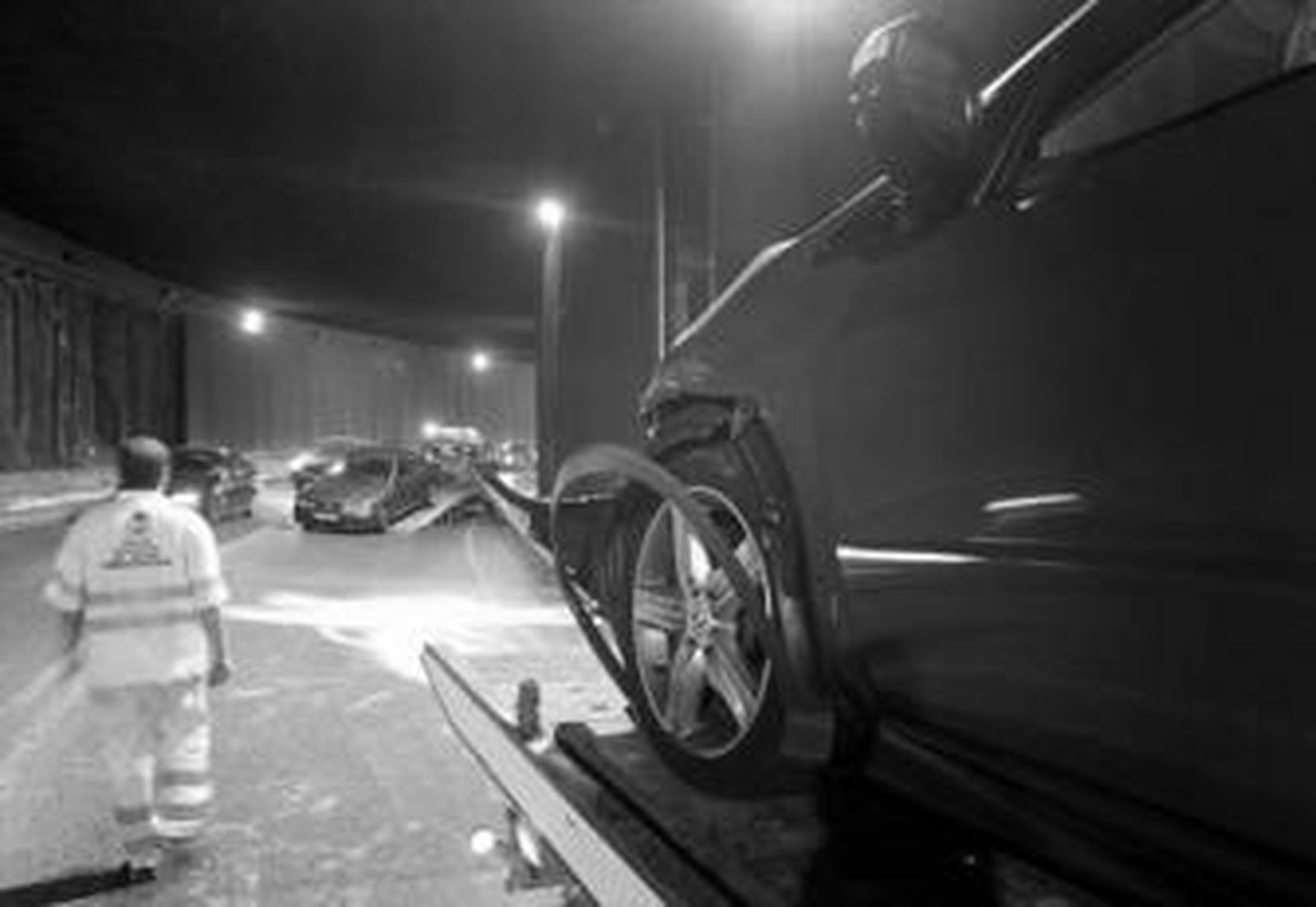 Los dos vehículos implicados en el siniestro son retirados por sendas grúas tras la colisión, ayer.