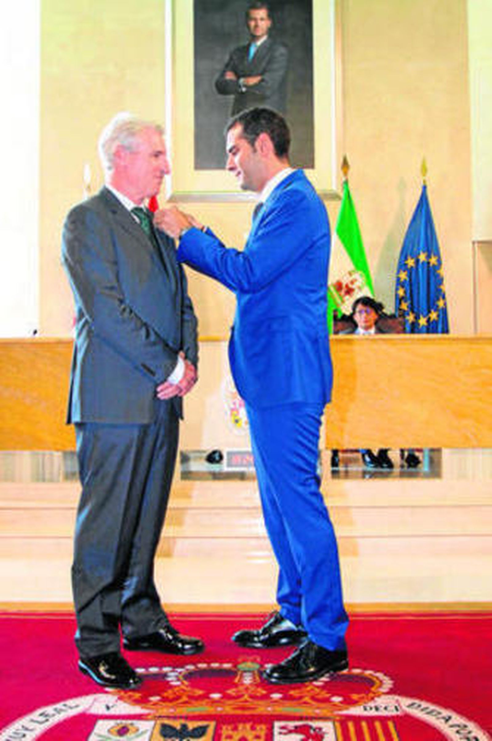 El alcalde entrega el Escudo de Oro de la Ciudad a Miguel Ángel Arráez.