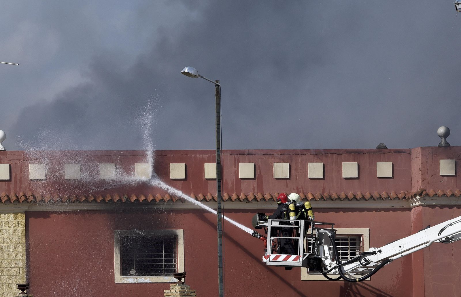 Bomberos de Alcalá interviniendo en un incendio. la Oferta de Empleo incluye tres plazas de estos funcionarios.