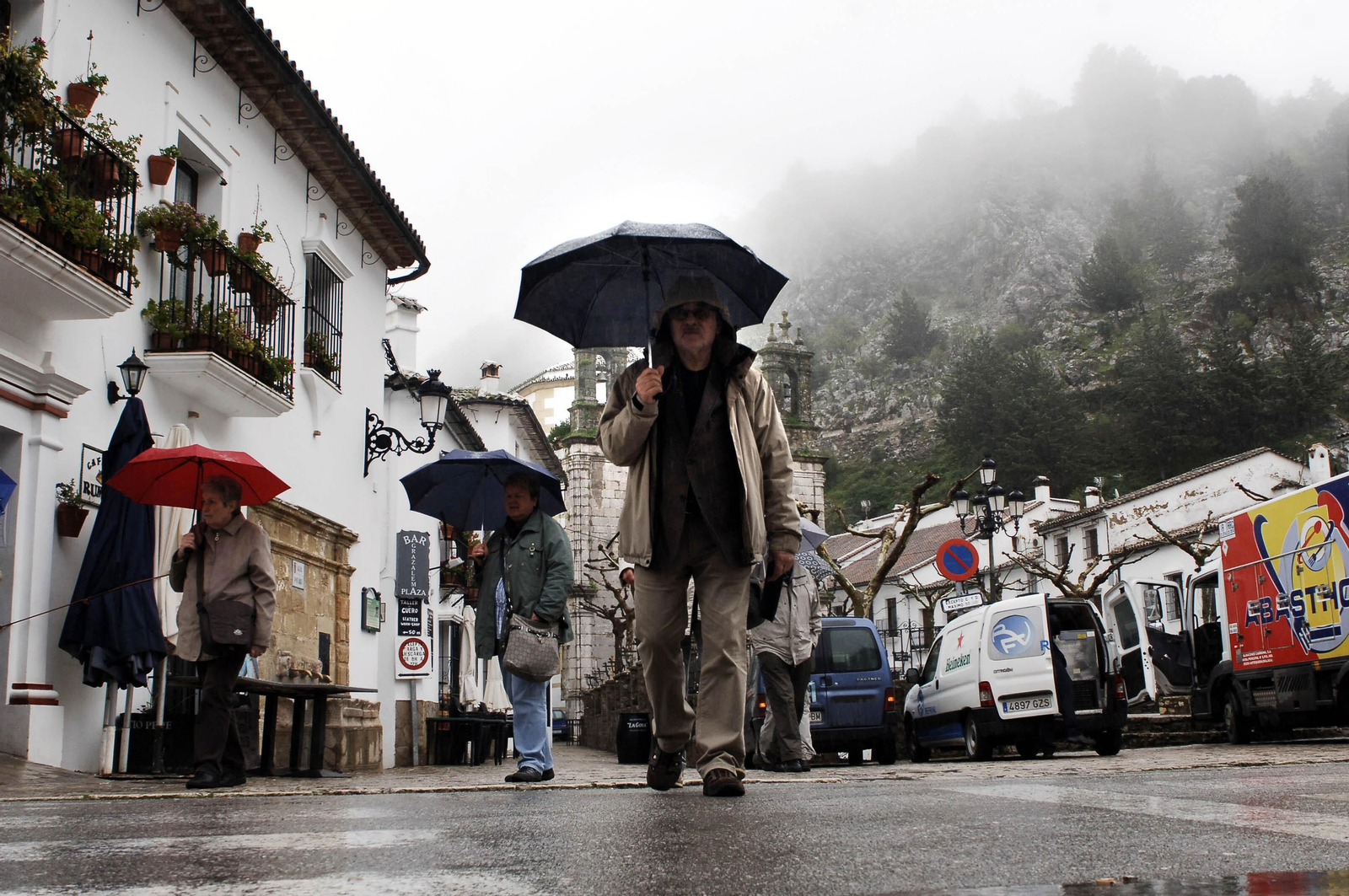 Turistas en Grazalema un día de lluvia.