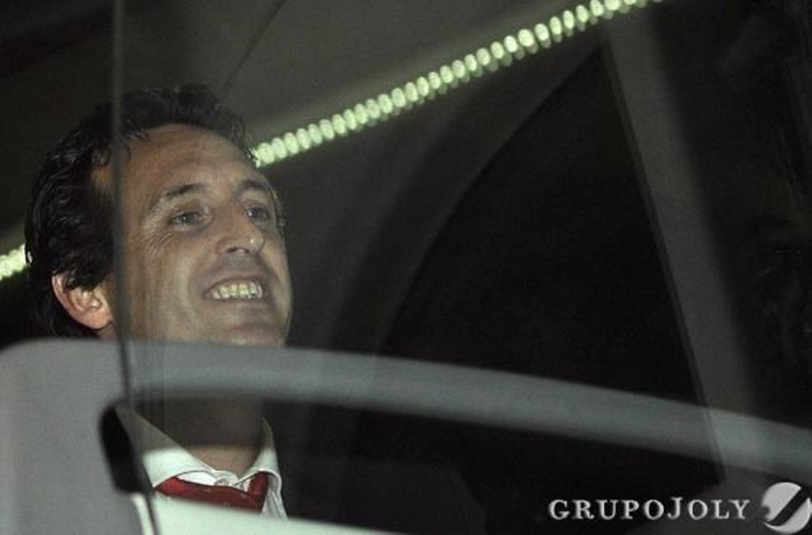 El Sevilla llega al aeropuerto arropados por cientos de aficionados.

Foto: Manuel Gomez