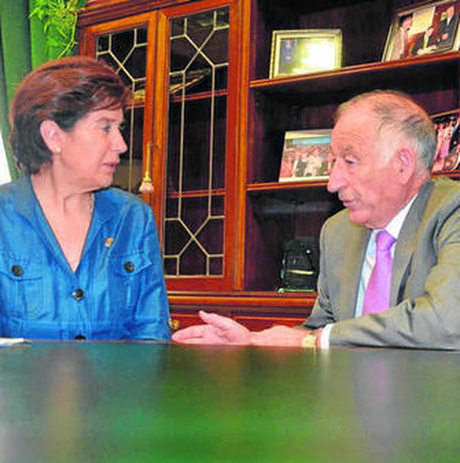 La alcaldesa, Mercedes Tapia, junto al presidente de Diputación, Gabriel Amat.