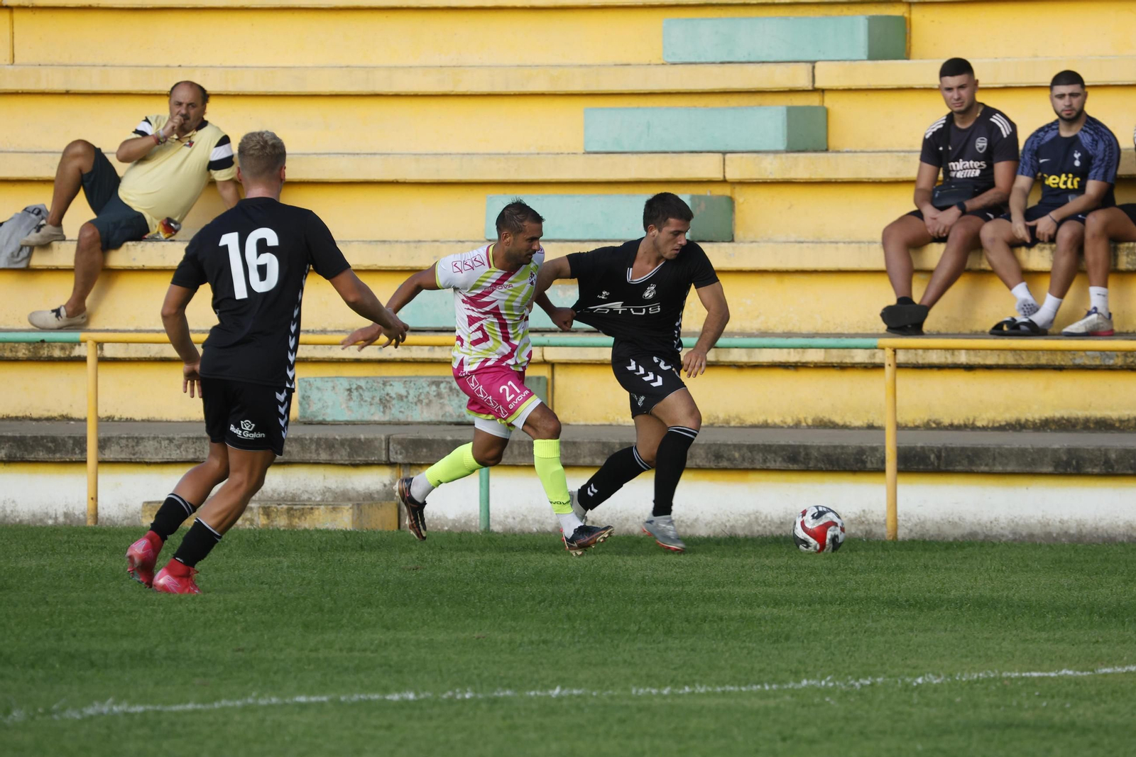 "Las fotos del partido de entrenamiento de la Balona con el Mons Calpe de Gibraltar"