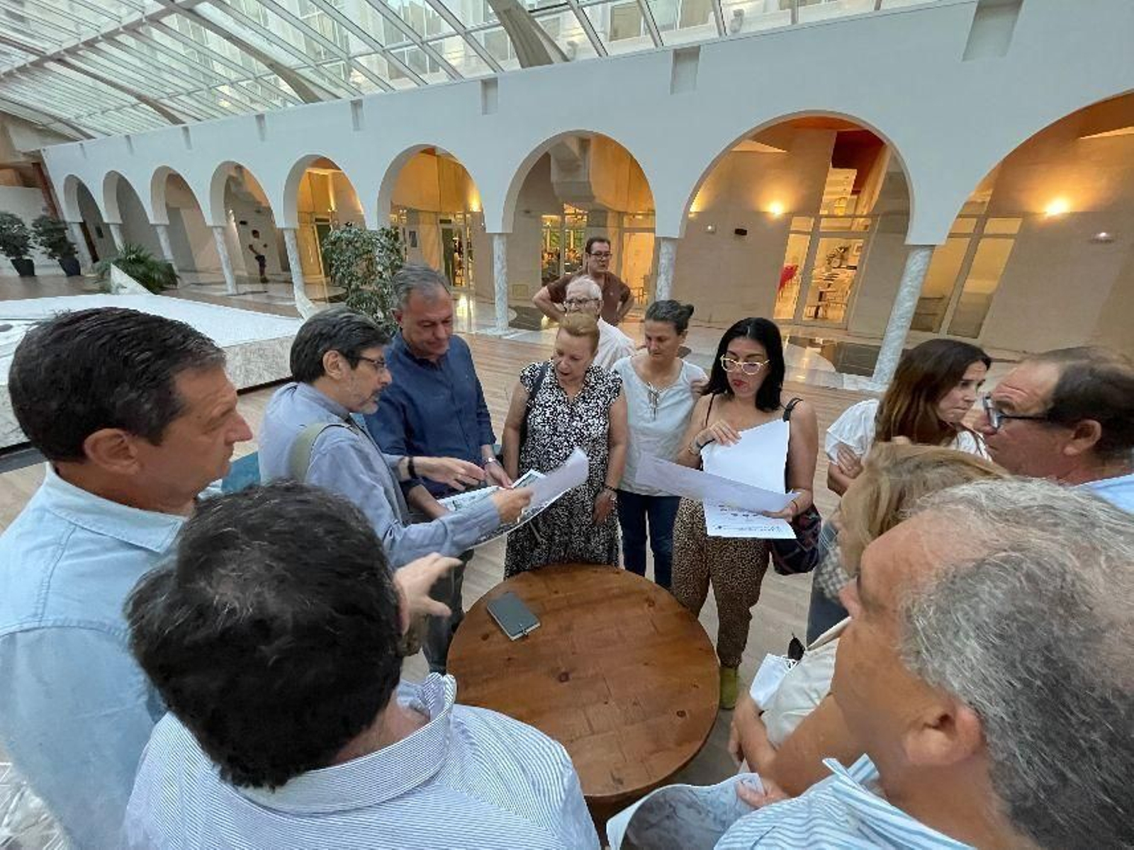 El candidato del PP a la alcaldía, José Luis Sanz, reunido con vecinos y comerciantes de Las Razas.