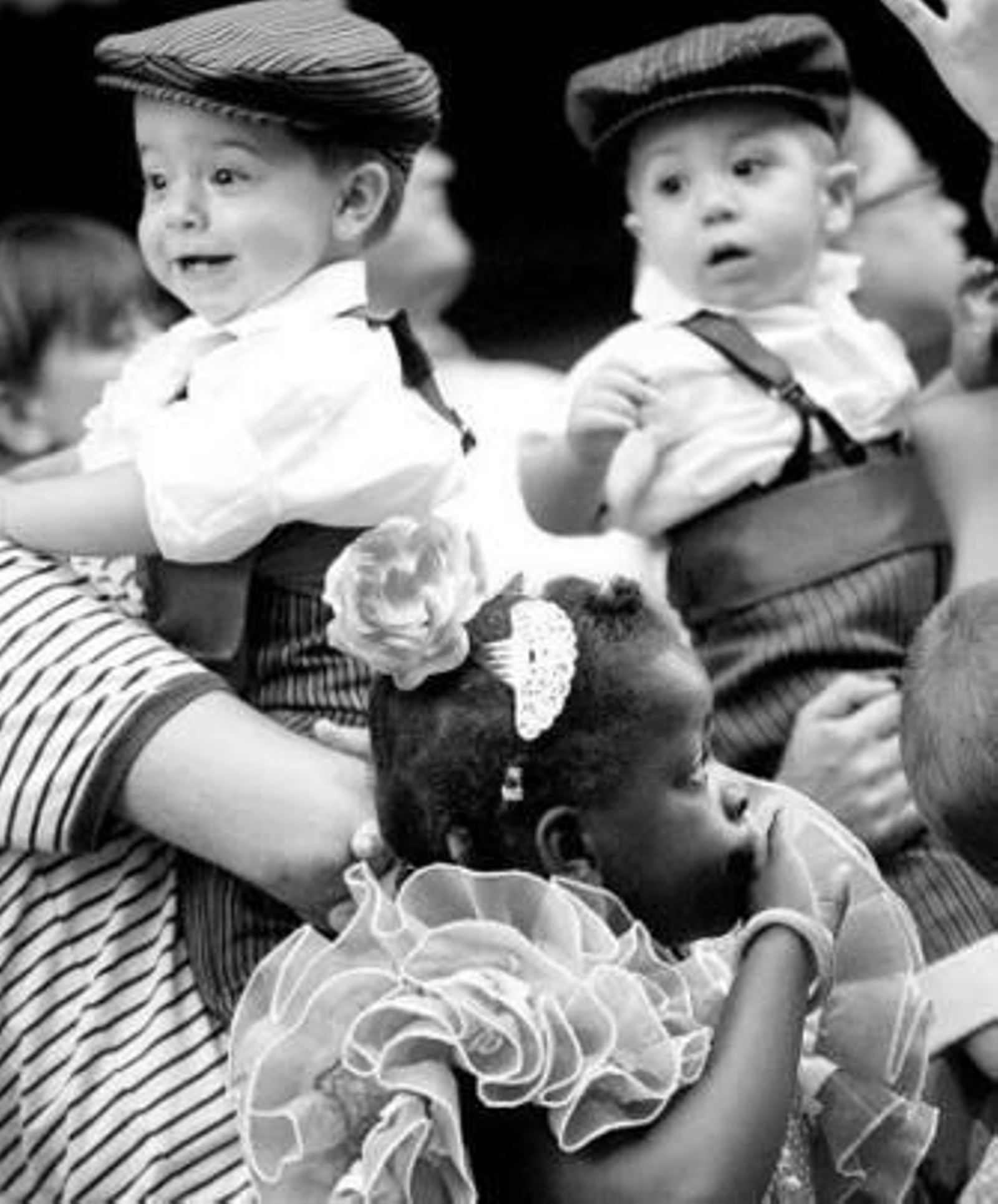 Tres niños disfrutan con sus padres de las fiestas de 2007.