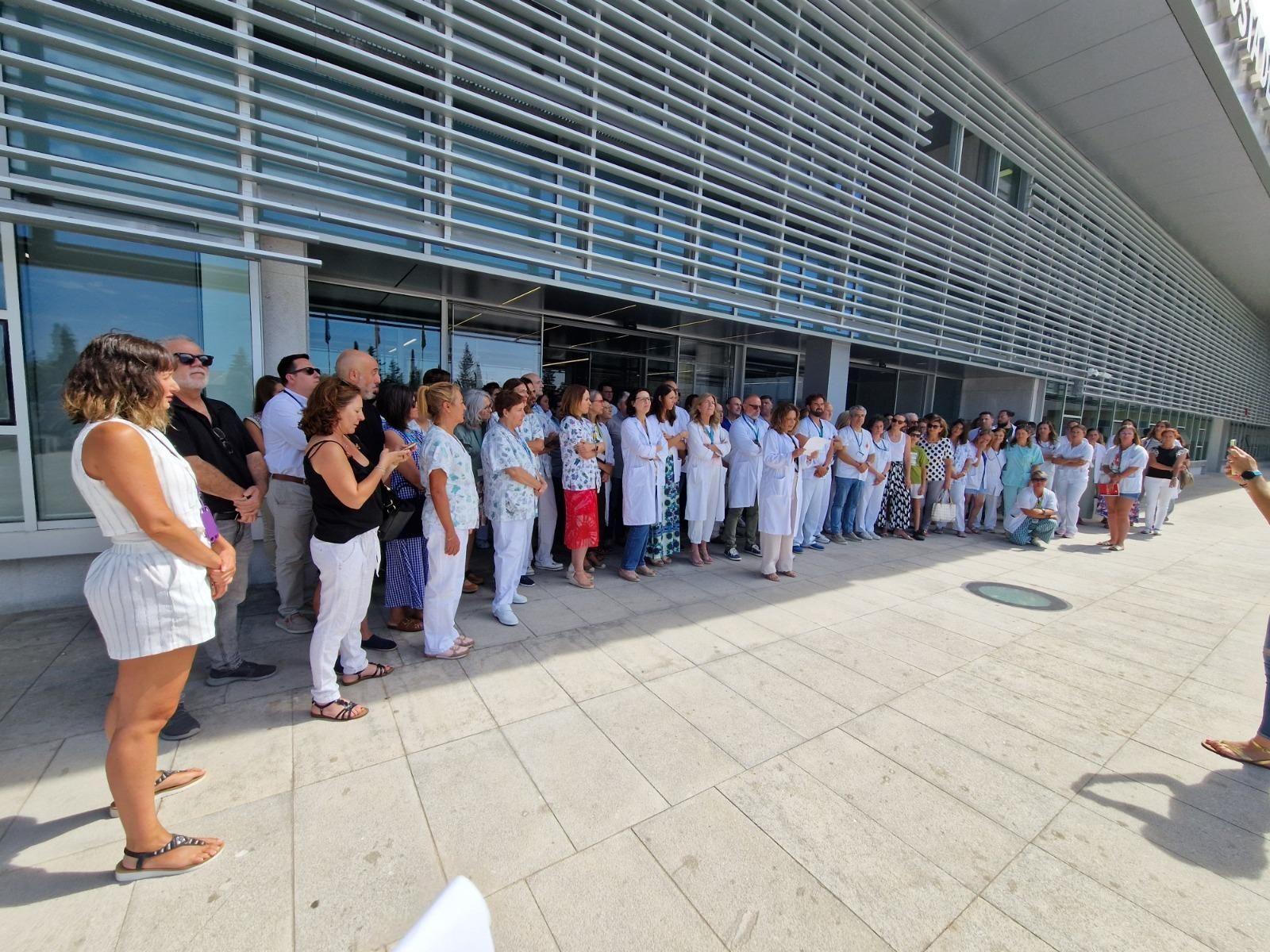 Concentración de trabajadores sanitarios en respuesta a la agresión sufrida por seis profesionales del Hospital Universitario Costa del Sol.