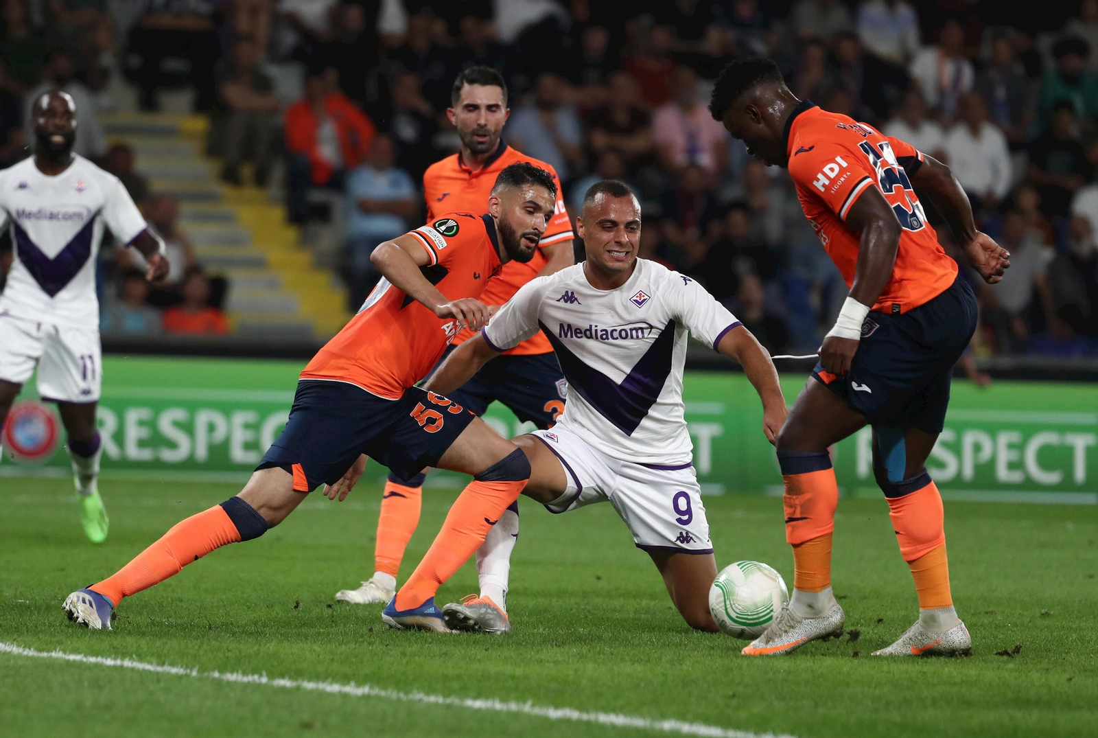 Ahmed Touba es pisado por Cabral, delantero de la Fiorentina, en un partido de la Conference League.