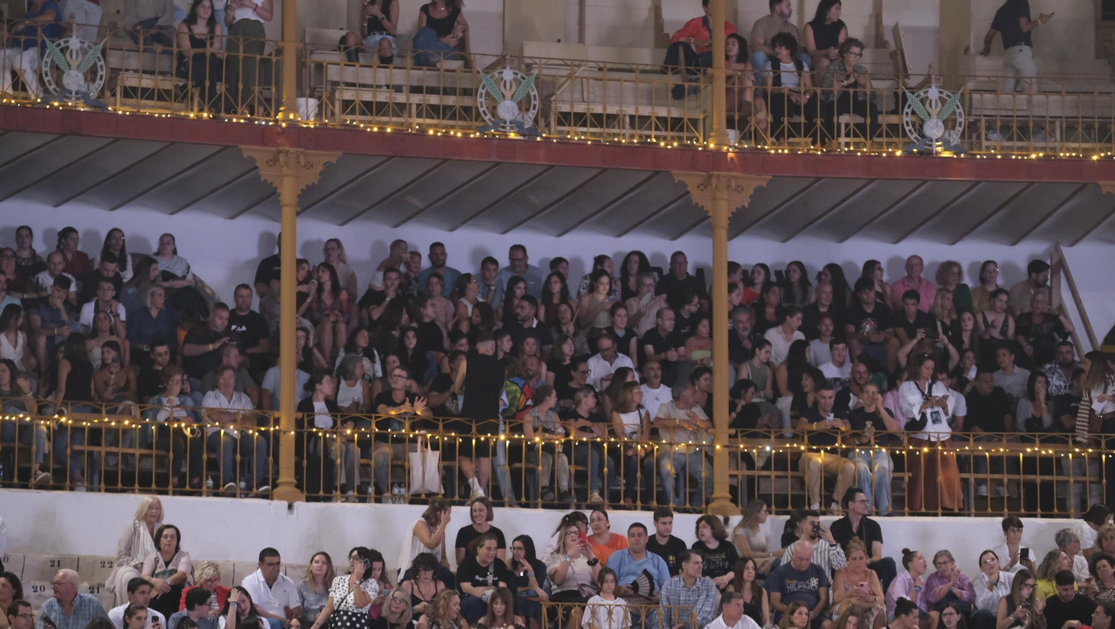 El concierto de Melendi llena de fans la Plaza de Toros de Almería, en imágenes