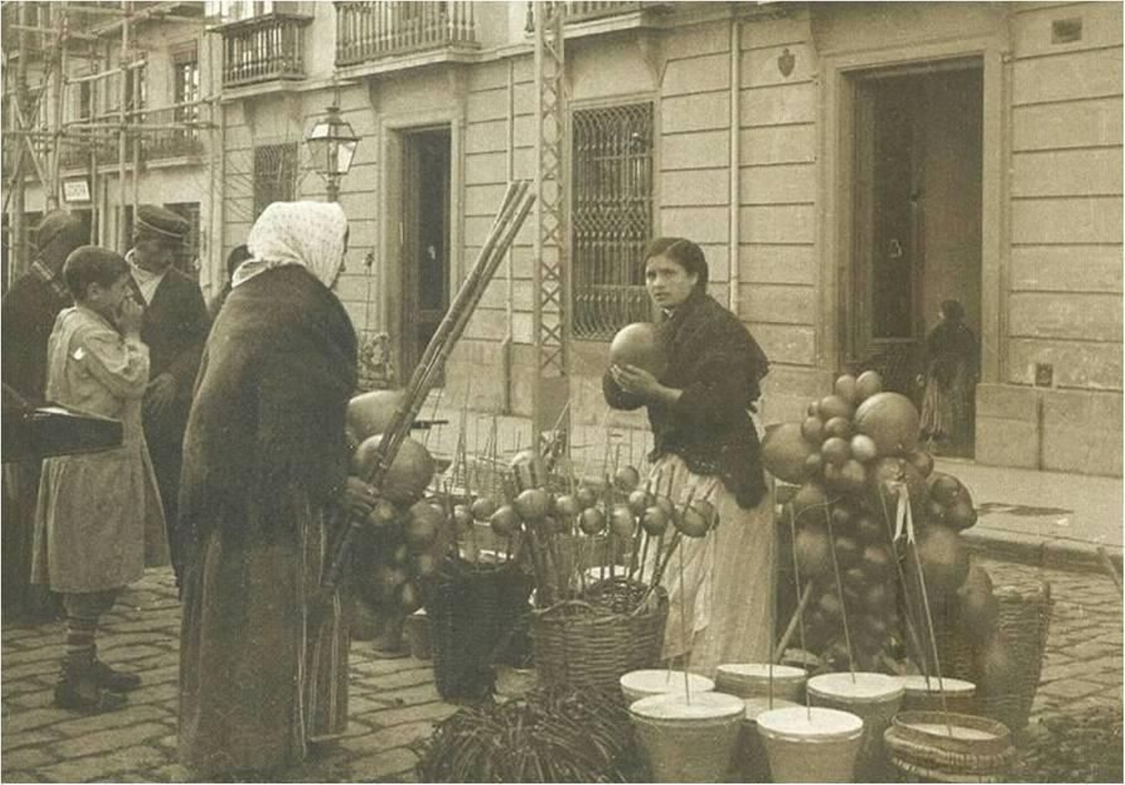 Un puesto callejero de zambombas como los que había en la Plaza de Bibarrambla.