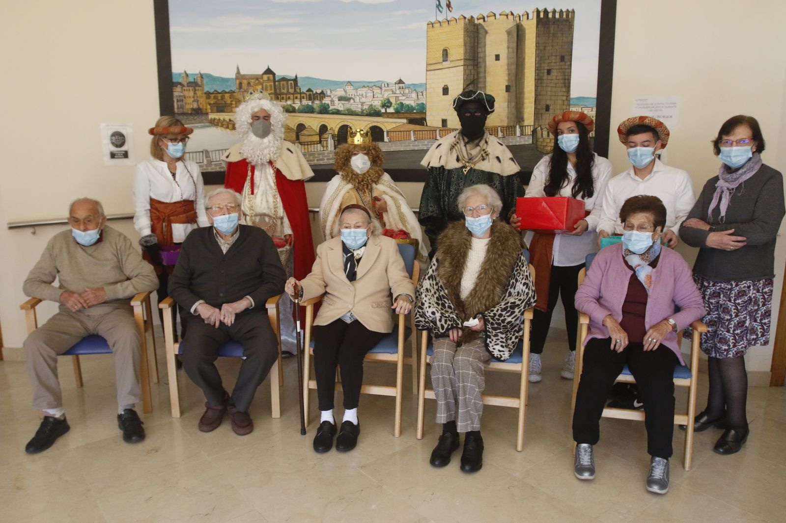 La visita de los Reyes Magos a la asociación San Rafael de Alzheimer de Córdoba, en imágenes