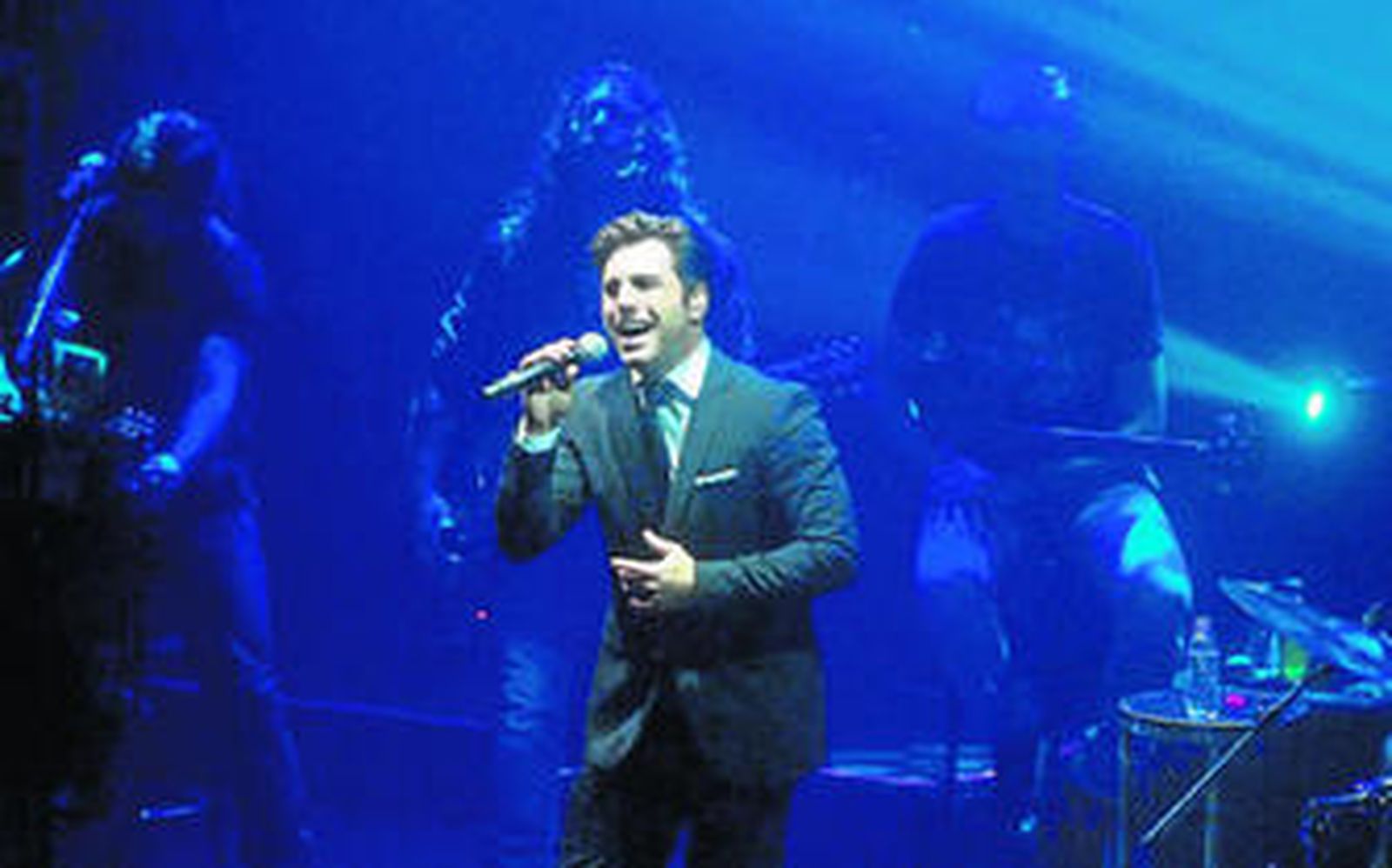 El artista ofreció temas más románticos en una parte de su concierto en Roquetas.