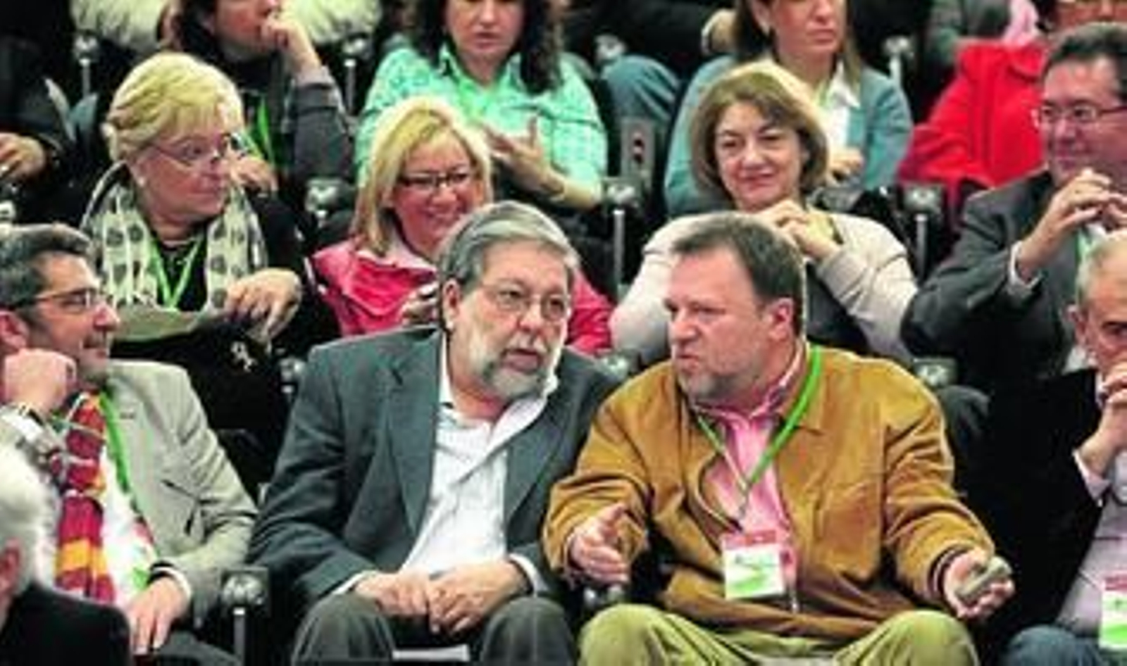 Monteseirín departe con Francisco Toscano y Antonio Gutiérrez Limones. Detrás, Rosamar Prieto, Carmen Tovar, Isabel Pozuelo y Juan Espadas.