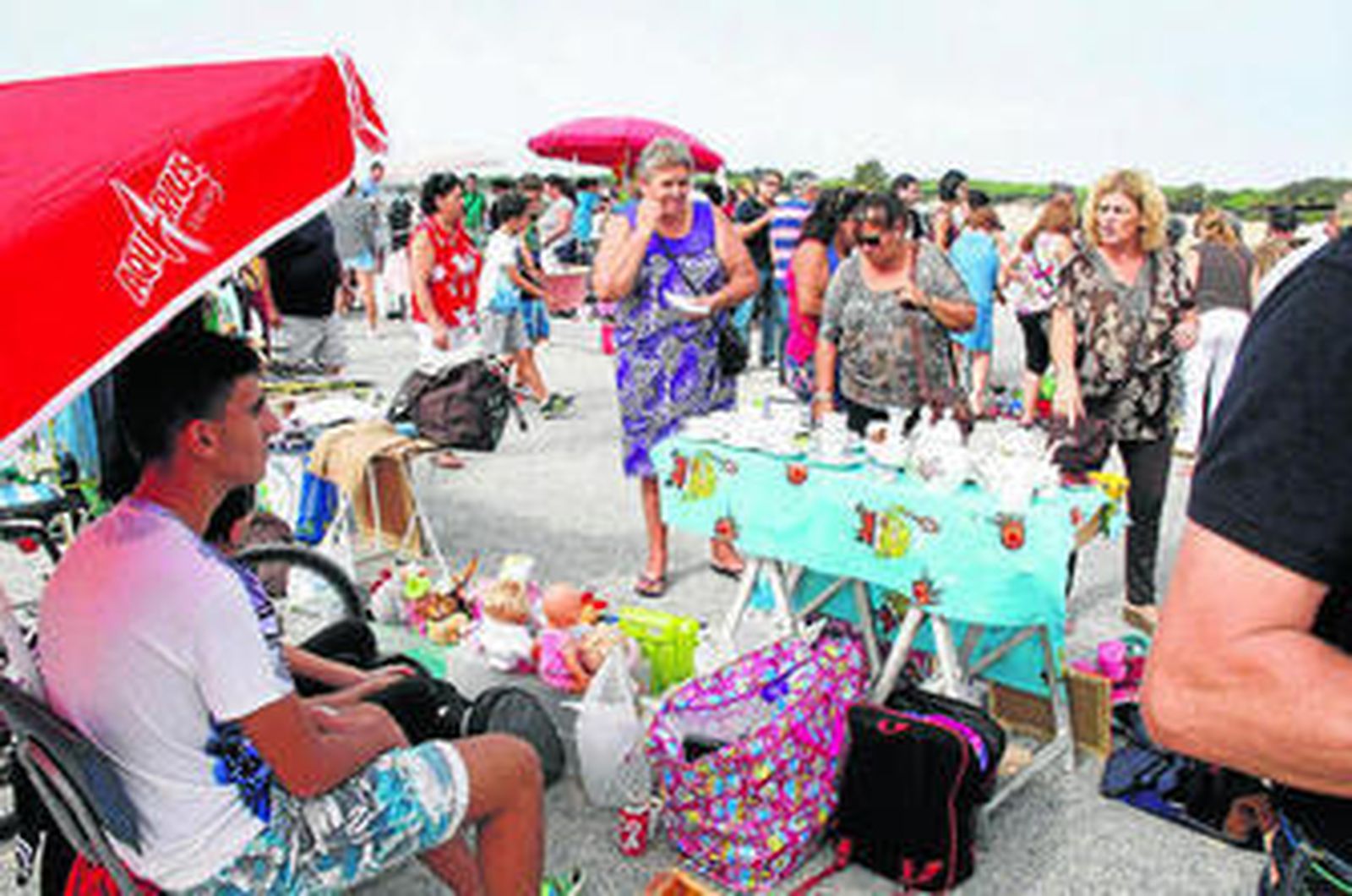 Todo tipo de objetos de segunda mano se pueden encontrar en este mercadillo.